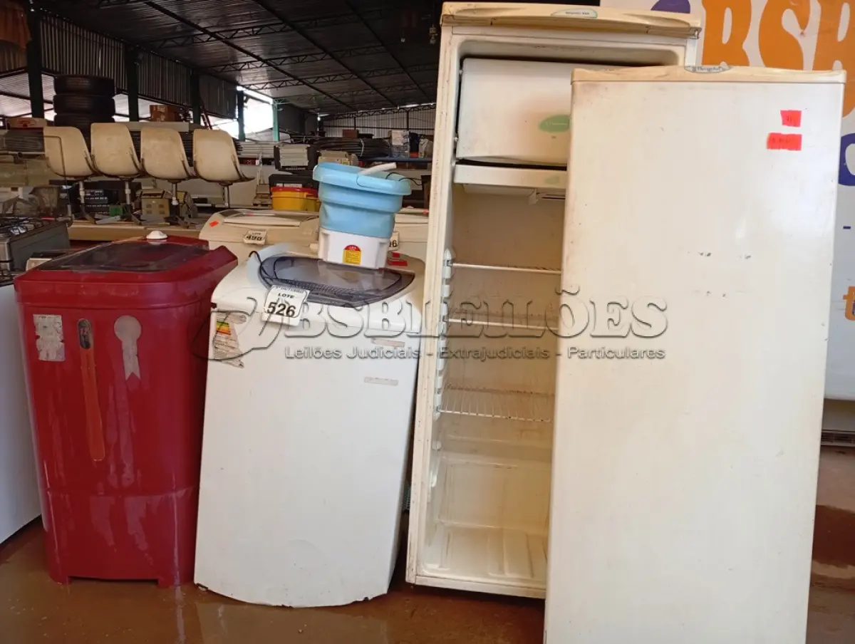 LOTE 526 - 01 MÁQUINA DE LAVAR ROUPAS ELECTROLUX, 01 GELADEIRA ELECTROLUX E 01 TANQUINHO. (NO ESTADO) ATENÇÃO! FAZER A VISITAÇÃO ANTES DE ARREMATAR, NÃO SABEMOS SE FUNCIONA. LEILÃO NÃO TEM GARANTIA E NEM DEVOLUÇÃO, SUJEITO A POSSÍVEIS AVARIAS VISÍVEIS/OCULTAS E/OU AUSÊNCIA DE COMPONENTES.