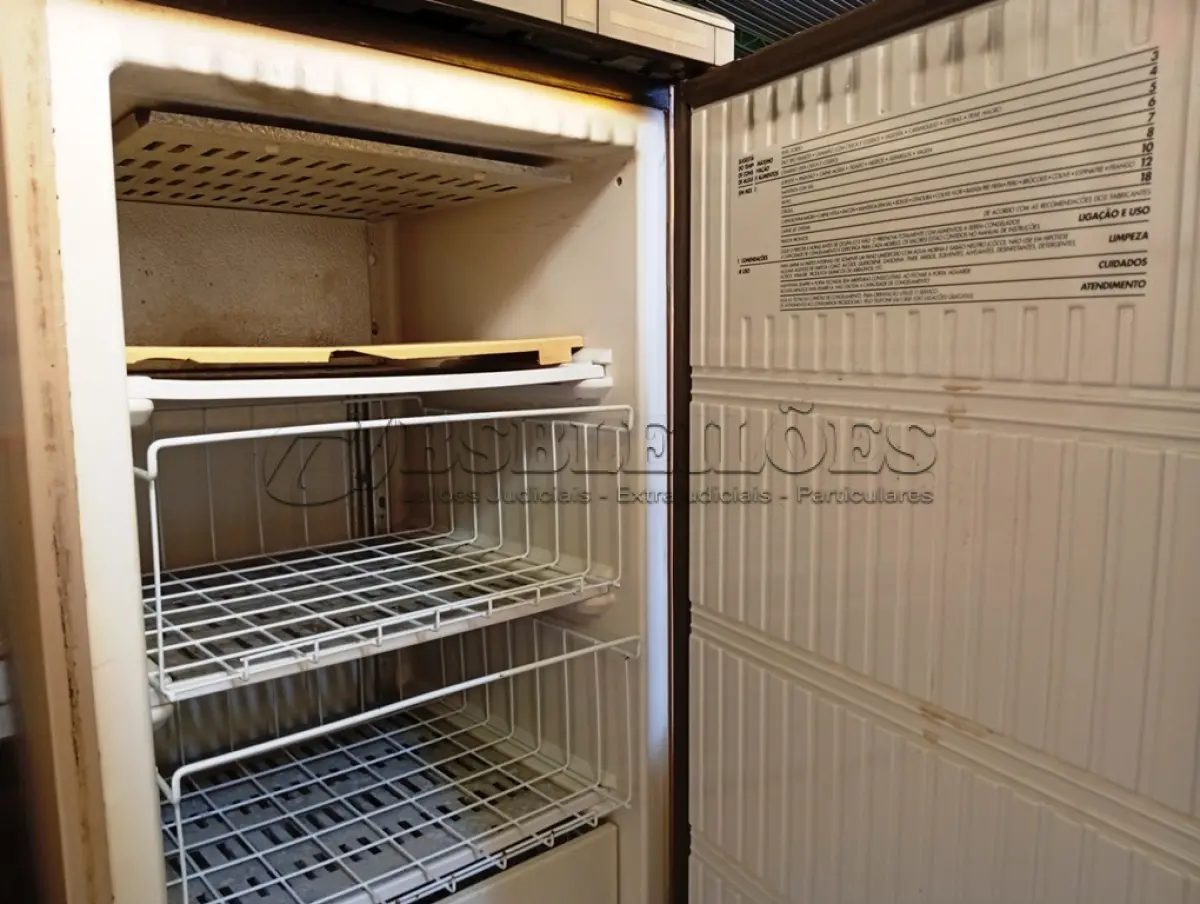 LOTE 515 - 01 GELADEIRA PROSDÓCIMO SEM MOTOR. (NO ESTADO) ATENÇÃO! FAZER A VISITAÇÃO ANTES DE ARREMATAR, NÃO SABEMOS SE FUNCIONA. LEILÃO NÃO TEM GARANTIA E NEM DEVOLUÇÃO, SUJEITO A POSSÍVEIS AVARIAS VISÍVEIS/OCULTAS E/OU AUSÊNCIA DE COMPONENTES.