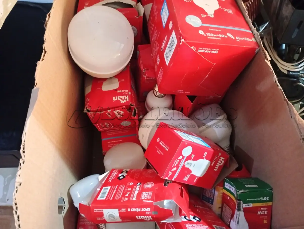 LOTE 379 - 01 LOTE C/ VÁRIAS LÂMPADAS KIAN DE TAMANHOS DIVERSOS.  (NO ESTADO) ATENÇÃO! FAZER A VISITAÇÃO ANTES DE ARREMATAR, NÃO SABEMOS SE FUNCIONA. LEILÃO NÃO TEM GARANTIA E NEM DEVOLUÇÃO, SUJEITO A POSSÍVEIS AVARIAS VISÍVEIS/OCULTAS E/OU AUSÊNCIA DE COMPONENTES.