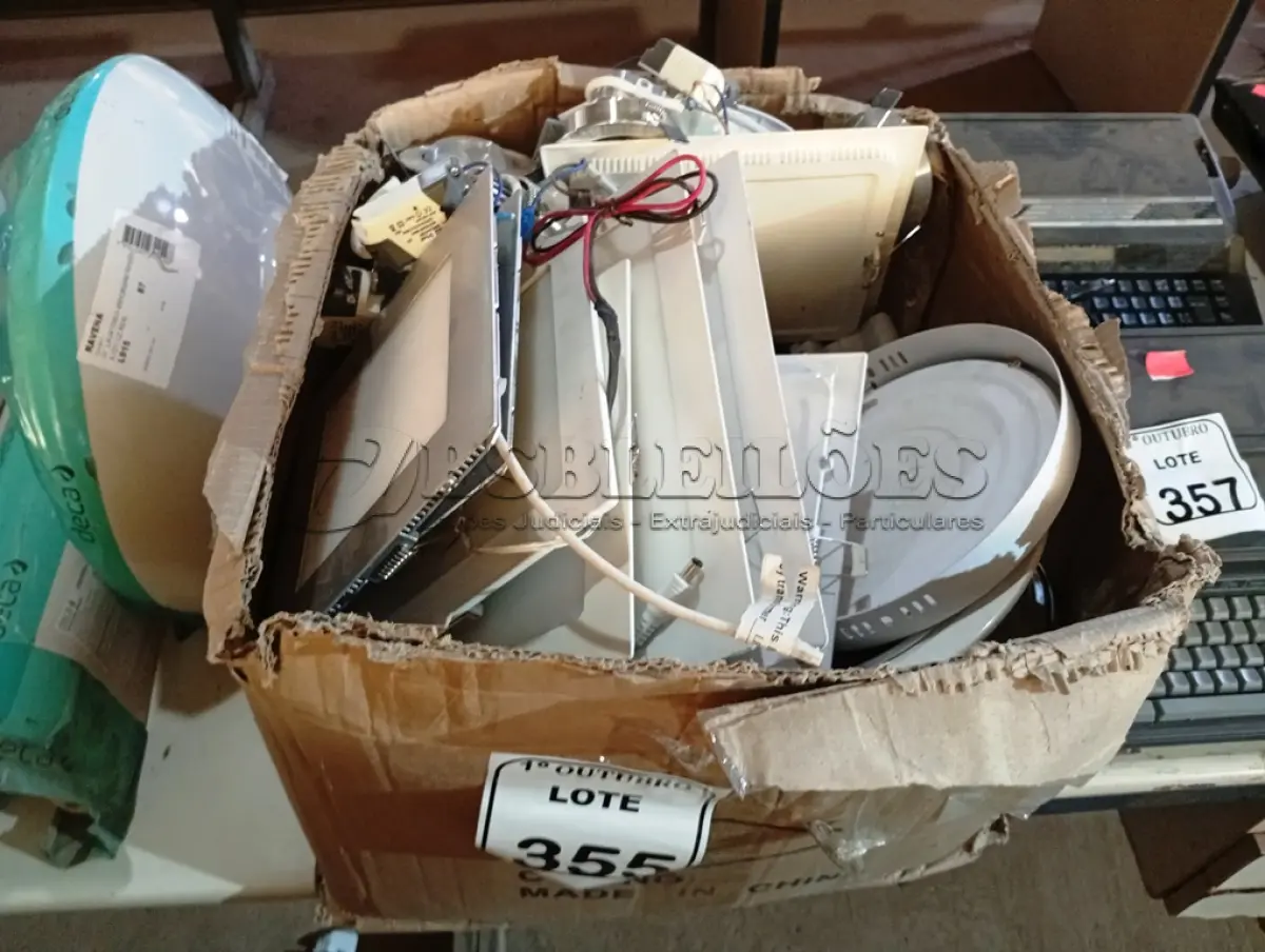 LOTE 355 - 01 LOTE COM LUMINÁRIAS DE MARCAS E MODELOS DIVERSOS. (NO ESTADO) ATENÇÃO! FAZER A VISITAÇÃO ANTES DE ARREMATAR, NÃO SABEMOS SE FUNCIONA. LEILÃO NÃO TEM GARANTIA E NEM DEVOLUÇÃO, SUJEITO A POSSÍVEIS AVARIAS VISÍVEIS/OCULTAS E/OU AUSÊNCIA DE COMPONENTES.