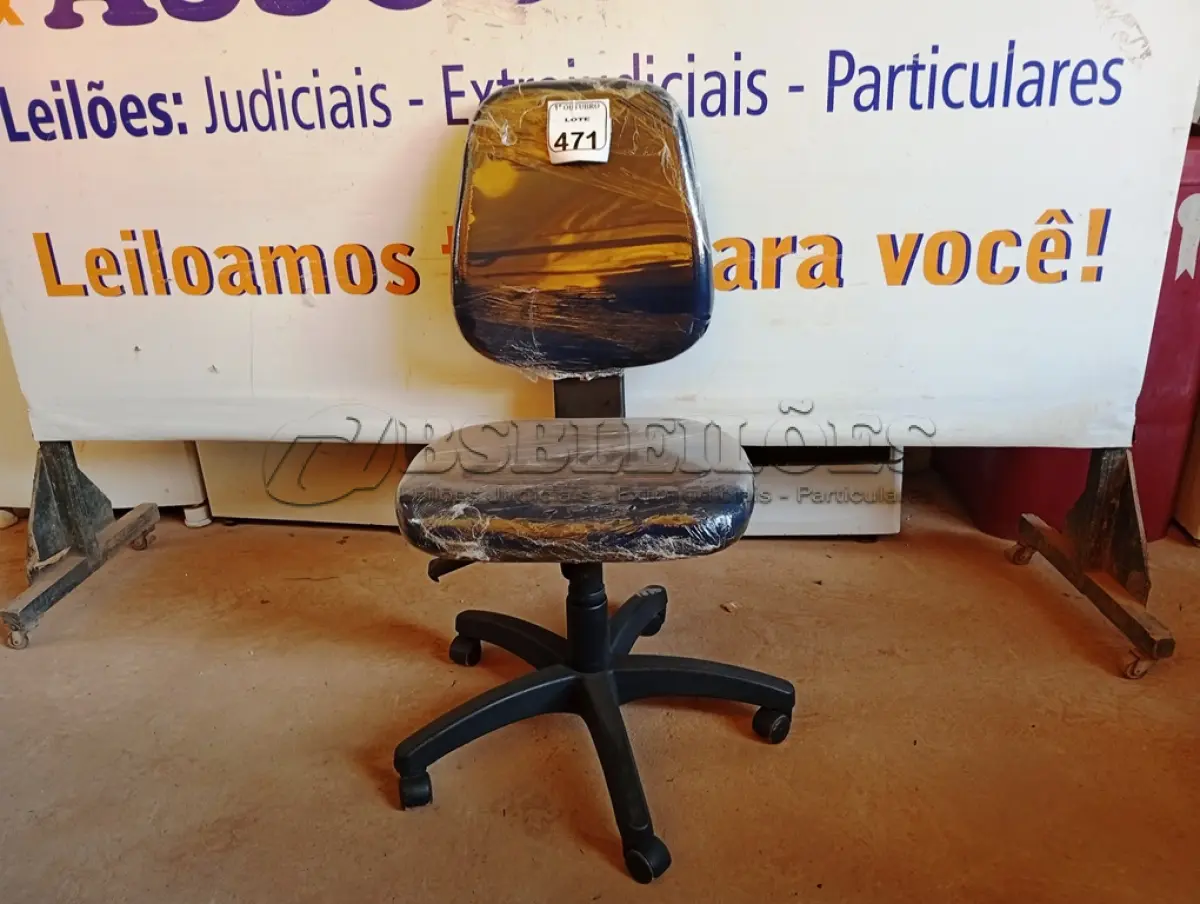 LOTE 471 - 01 CADEIRA ESTOFADA S/ BRAÇO. (NO ESTADO) ATENÇÃO! FAZER A VISITAÇÃO ANTES DE ARREMATAR, NÃO SABEMOS SE FUNCIONA. LEILÃO NÃO TEM GARANTIA E NEM DEVOLUÇÃO, SUJEITO A POSSÍVEIS AVARIAS VISÍVEIS/OCULTAS E/OU AUSÊNCIA DE COMPONENTES.
