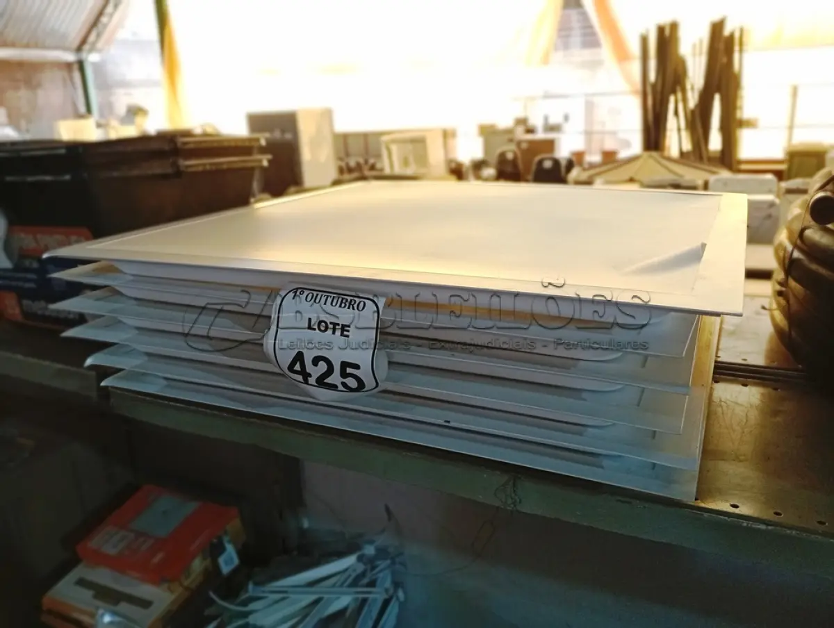 LOTE 425 - 06 PAINÉIS DE LED. (NO ESTADO) ATENÇÃO! FAZER A VISITAÇÃO ANTES DE ARREMATAR, NÃO SABEMOS SE FUNCIONA. LEILÃO NÃO TEM GARANTIA E NEM DEVOLUÇÃO, SUJEITO A POSSÍVEIS AVARIAS VISÍVEIS/OCULTAS E/OU AUSÊNCIA DE COMPONENTES.