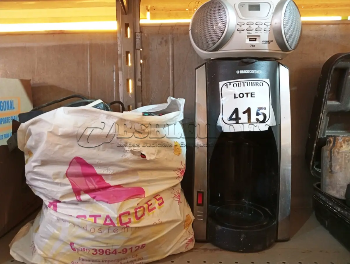 LOTE 415 - 01 CAFETEIRA BLACK E DECKER, 01 RÁDIO E DIVERSOS CABOS E ELETRÔNICOS. (NO ESTADO) ATENÇÃO! FAZER A VISITAÇÃO ANTES DE ARREMATAR, NÃO SABEMOS SE FUNCIONA. LEILÃO NÃO TEM GARANTIA E NEM DEVOLUÇÃO, SUJEITO A POSSÍVEIS AVARIAS VISÍVEIS/OCULTAS E/OU AUSÊNCIA DE COMPONENTES.