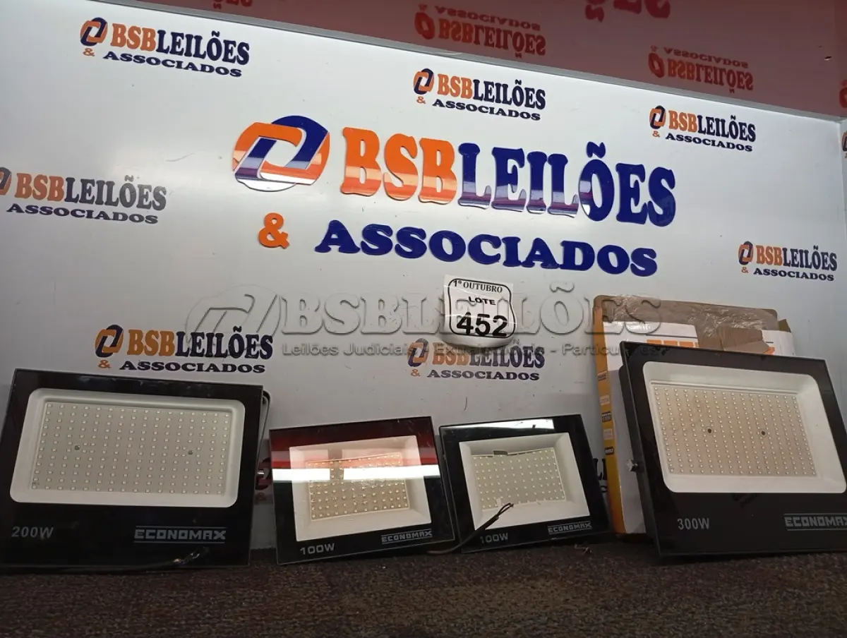 LOTE 453 - 08 PAINÉIS DE LUMINÁRIA. (NO ESTADO) ATENÇÃO! FAZER A VISITAÇÃO ANTES DE ARREMATAR, NÃO SABEMOS SE FUNCIONA. LEILÃO NÃO TEM GARANTIA E NEM DEVOLUÇÃO, SUJEITO A POSSÍVEIS AVARIAS VISÍVEIS/OCULTAS E/OU AUSÊNCIA DE COMPONENTES.