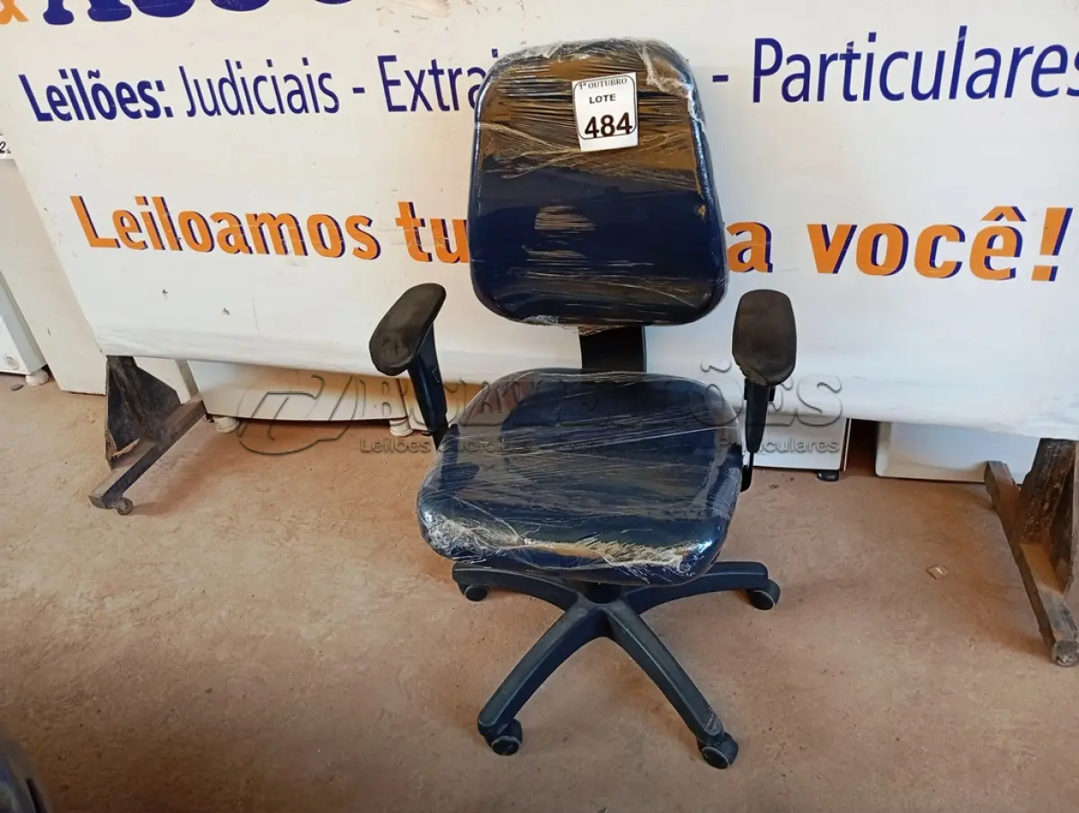 LOTE 484 - 01 CADEIRA ESTOFADA C/ BRAÇO. (NO ESTADO) ATENÇÃO! FAZER A VISITAÇÃO ANTES DE ARREMATAR, NÃO SABEMOS SE FUNCIONA. LEILÃO NÃO TEM GARANTIA E NEM DEVOLUÇÃO, SUJEITO A POSSÍVEIS AVARIAS VISÍVEIS/OCULTAS E/OU AUSÊNCIA DE COMPONENTES.