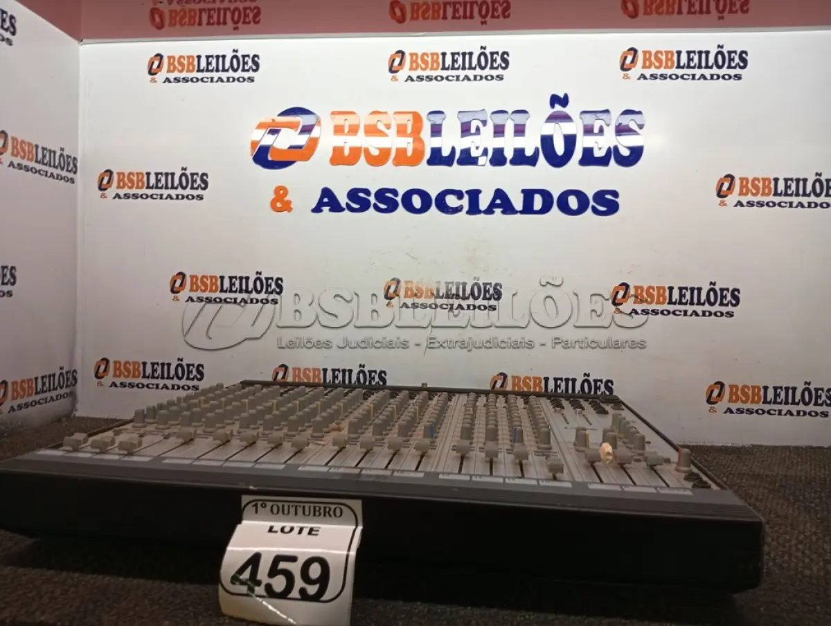 LOTE 459 - 01 MESA DE SOM 16 CANAIS MARCA STANER MODELO UX-16. (NO ESTADO) ATENÇÃO! FAZER A VISITAÇÃO ANTES DE ARREMATAR, NÃO SABEMOS SE FUNCIONA. LEILÃO NÃO TEM GARANTIA E NEM DEVOLUÇÃO, SUJEITO A POSSÍVEIS AVARIAS VISÍVEIS/OCULTAS E/OU AUSÊNCIA DE COMPONENTES.