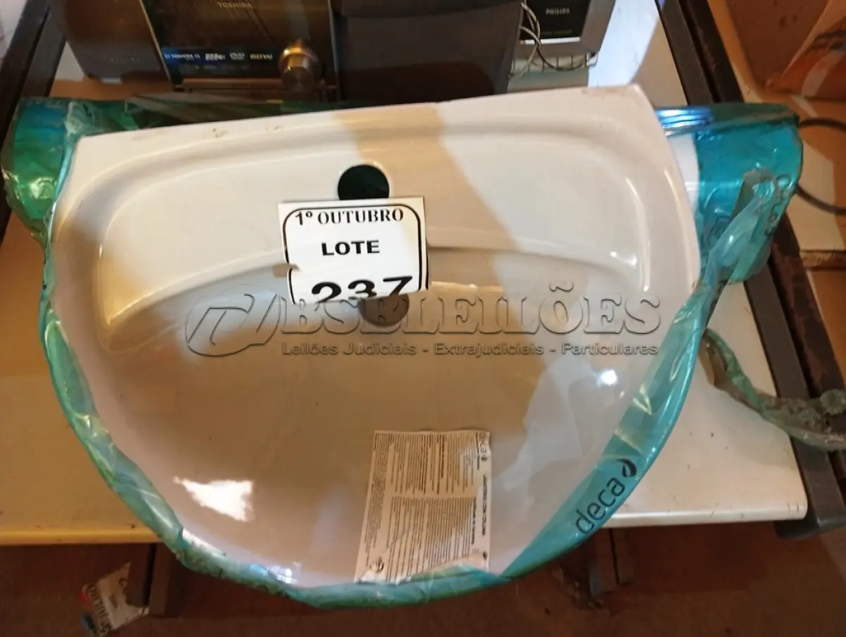LOTE 237 - 01 LAVATÓRIO DECA NA COR CINZA 455X360MM C/BASE. (NO ESTADO) ATENÇÃO! FAZER A VISITAÇÃO ANTES DE ARREMATAR, NÃO SABEMOS SE FUNCIONA. LEILÃO NÃO TEM GARANTIA E NEM DEVOLUÇÃO, SUJEITO A POSSÍVEIS AVARIAS VISÍVEIS/OCULTAS E/OU AUSÊNCIA DE COMPONENTES.