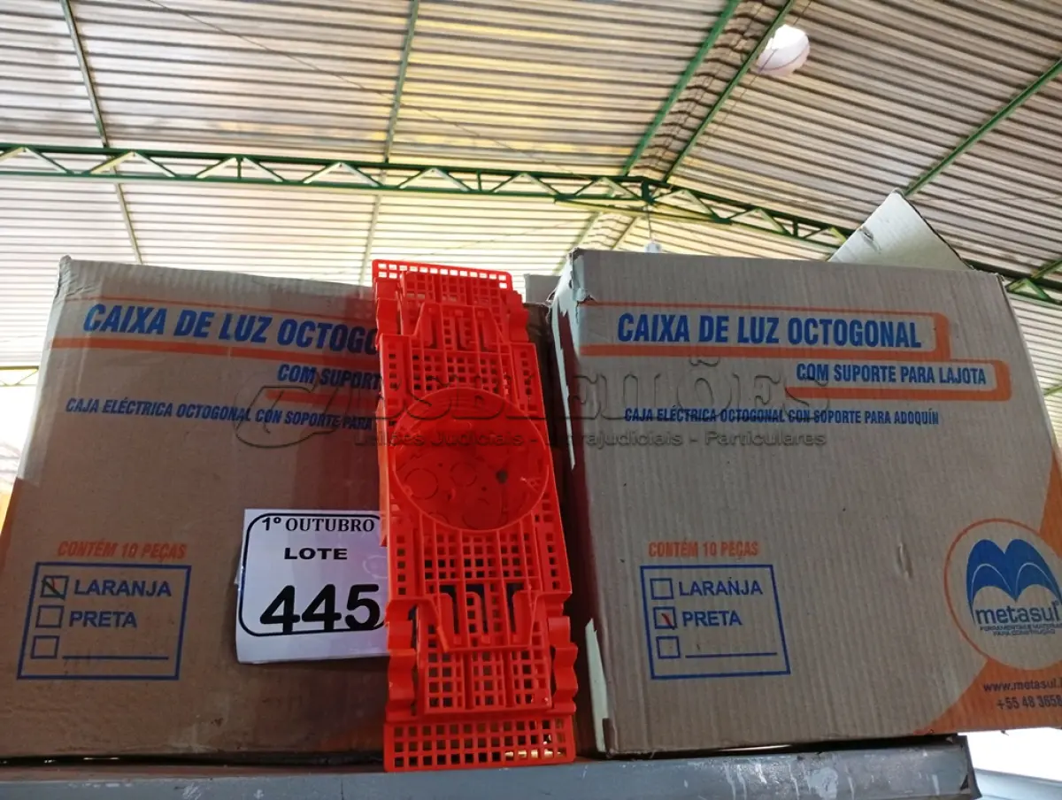 LOTE 445 - 02 CAIXAS DE LUZ OCTOGONAL. (NO ESTADO) ATENÇÃO! FAZER A VISITAÇÃO ANTES DE ARREMATAR, NÃO SABEMOS SE FUNCIONA. LEILÃO NÃO TEM GARANTIA E NEM DEVOLUÇÃO, SUJEITO A POSSÍVEIS AVARIAS VISÍVEIS/OCULTAS E/OU AUSÊNCIA DE COMPONENTES.