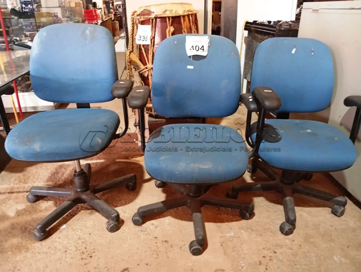 LOTE 404 - 03 CADEIRAS ESTOFADAS P/ ESCRITÓRIO. (NO ESTADO) ATENÇÃO! FAZER A VISITAÇÃO ANTES DE ARREMATAR, NÃO SABEMOS SE FUNCIONA. LEILÃO NÃO TEM GARANTIA E NEM DEVOLUÇÃO, SUJEITO A POSSÍVEIS AVARIAS VISÍVEIS/OCULTAS E/OU AUSÊNCIA DE COMPONENTES.