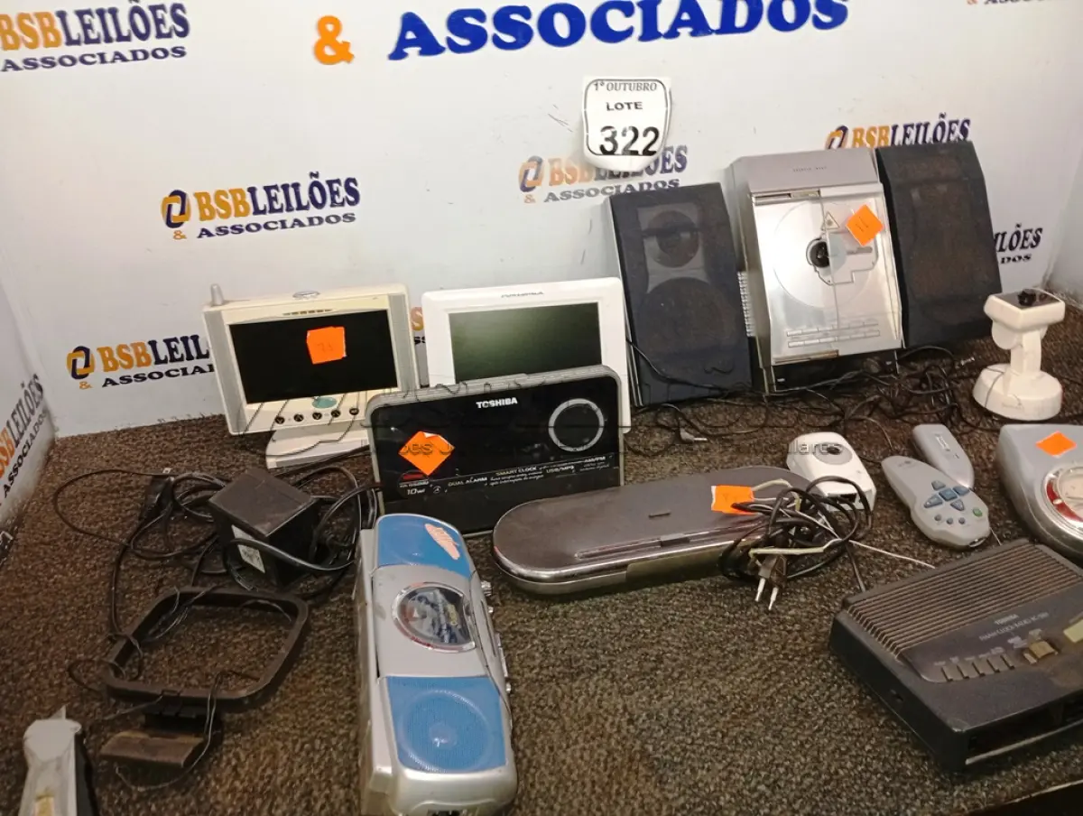 LOTE 322 - 01 PORTA RETRATO DIGITAL, 01 DVD PORTÁTIL E DIVERSOS APARELHOS ELETRÔNICOS. (NO ESTADO) ATENÇÃO! FAZER A VISITAÇÃO ANTES DE ARREMATAR, NÃO SABEMOS SE FUNCIONA. LEILÃO NÃO TEM GARANTIA E NEM DEVOLUÇÃO, SUJEITO A POSSÍVEIS AVARIAS VISÍVEIS/OCULTAS E/OU AUSÊNCIA DE COMPONENTES.