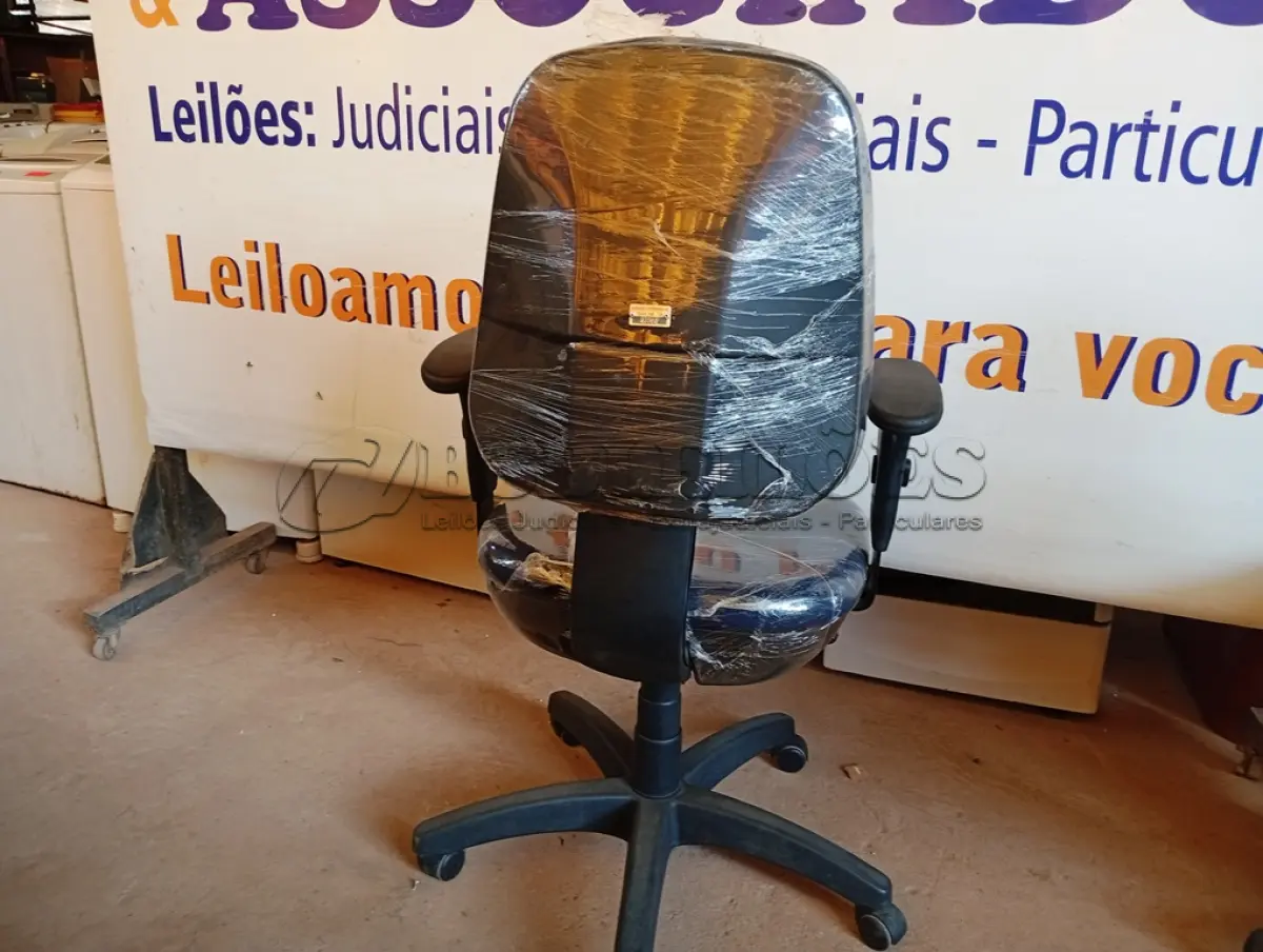 LOTE 479 - 01 CADEIRA ESTOFADA C/ BRAÇO. (NO ESTADO) ATENÇÃO! FAZER A VISITAÇÃO ANTES DE ARREMATAR, NÃO SABEMOS SE FUNCIONA. LEILÃO NÃO TEM GARANTIA E NEM DEVOLUÇÃO, SUJEITO A POSSÍVEIS AVARIAS VISÍVEIS/OCULTAS E/OU AUSÊNCIA DE COMPONENTES.