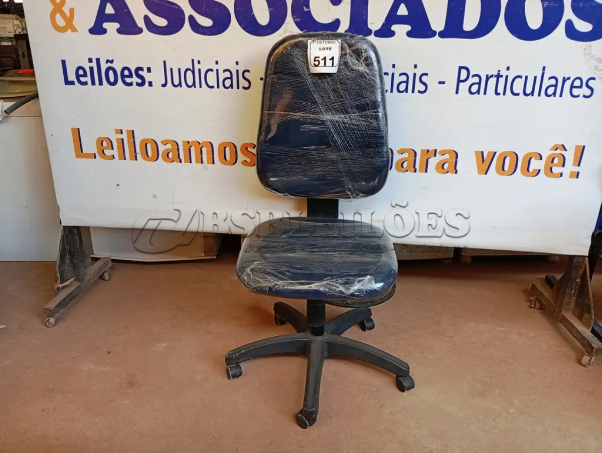 LOTE 511 - 01 CADEIRA ESTOFADA S/ BRAÇO. (NO ESTADO) ATENÇÃO! FAZER A VISITAÇÃO ANTES DE ARREMATAR, NÃO SABEMOS SE FUNCIONA. LEILÃO NÃO TEM GARANTIA E NEM DEVOLUÇÃO, SUJEITO A POSSÍVEIS AVARIAS VISÍVEIS/OCULTAS E/OU AUSÊNCIA DE COMPONENTES.