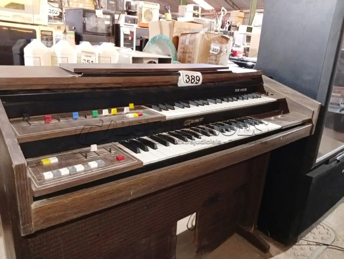 LOTE 389 - 01 ÓRGÃO GAMBITO DX-180E. (NO ESTADO) ATENÇÃO! FAZER A VISITAÇÃO ANTES DE ARREMATAR, NÃO SABEMOS SE FUNCIONA. LEILÃO NÃO TEM GARANTIA E NEM DEVOLUÇÃO, SUJEITO A POSSÍVEIS AVARIAS VISÍVEIS/OCULTAS E/OU AUSÊNCIA DE COMPONENTES.