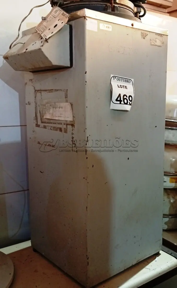 LOTE 469 - 01 AUTOCLAVE VERTICAL. (NO ESTADO) ATENÇÃO! FAZER A VISITAÇÃO ANTES DE ARREMATAR, NÃO SABEMOS SE FUNCIONA. LEILÃO NÃO TEM GARANTIA E NEM DEVOLUÇÃO, SUJEITO A POSSÍVEIS AVARIAS VISÍVEIS/OCULTAS E/OU AUSÊNCIA DE COMPONENTES.