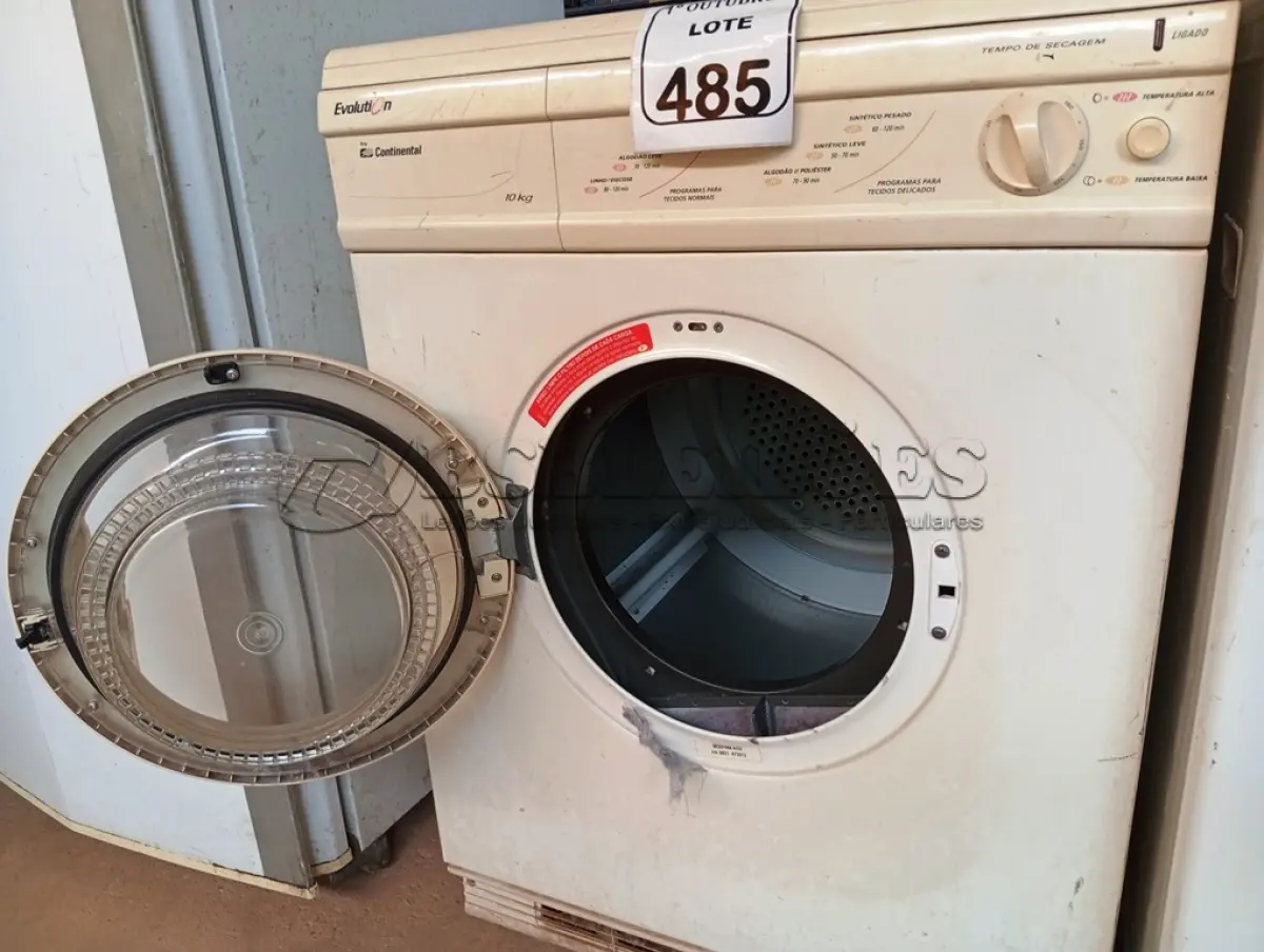 LOTE 485 - 01 MÁQUINA DE LAVAR ROUPAS EVOLUTION. (NO ESTADO) ATENÇÃO! FAZER A VISITAÇÃO ANTES DE ARREMATAR, NÃO SABEMOS SE FUNCIONA. LEILÃO NÃO TEM GARANTIA E NEM DEVOLUÇÃO, SUJEITO A POSSÍVEIS AVARIAS VISÍVEIS/OCULTAS E/OU AUSÊNCIA DE COMPONENTES.