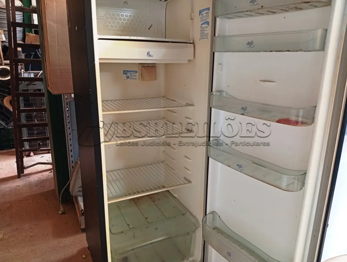 LOTE 527 - 01 GELADEIRA ELECTROLUX. (NO ESTADO) ATENÇÃO! FAZER A VISITAÇÃO ANTES DE ARREMATAR, NÃO SABEMOS SE FUNCIONA. LEILÃO NÃO TEM GARANTIA E NEM DEVOLUÇÃO, SUJEITO A POSSÍVEIS AVARIAS VISÍVEIS/OCULTAS E/OU AUSÊNCIA DE COMPONENTES.