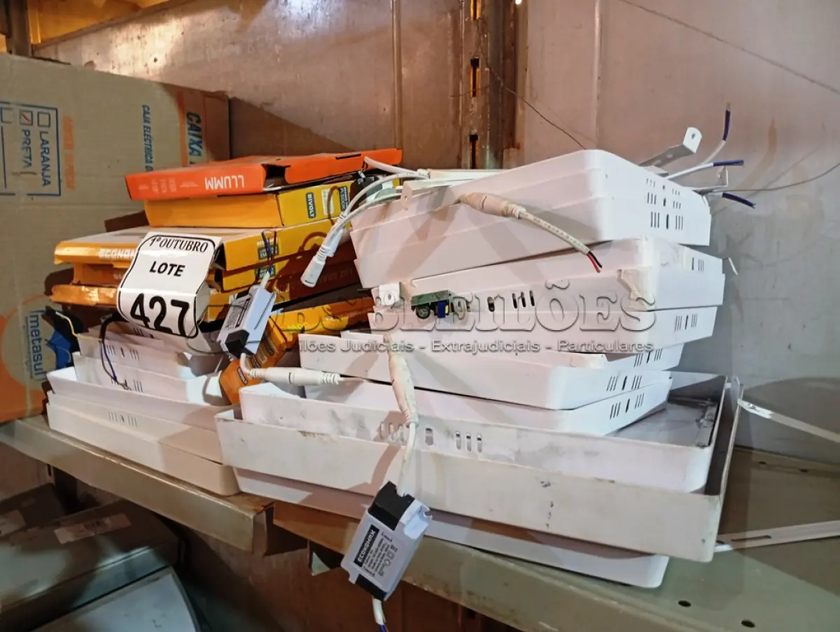 LOTE 427 - 01 LOTE C/ DIVERSAS LUMINÁRIAS. (NO ESTADO) ATENÇÃO! FAZER A VISITAÇÃO ANTES DE ARREMATAR, NÃO SABEMOS SE FUNCIONA. LEILÃO NÃO TEM GARANTIA E NEM DEVOLUÇÃO, SUJEITO A POSSÍVEIS AVARIAS VISÍVEIS/OCULTAS E/OU AUSÊNCIA DE COMPONENTES.