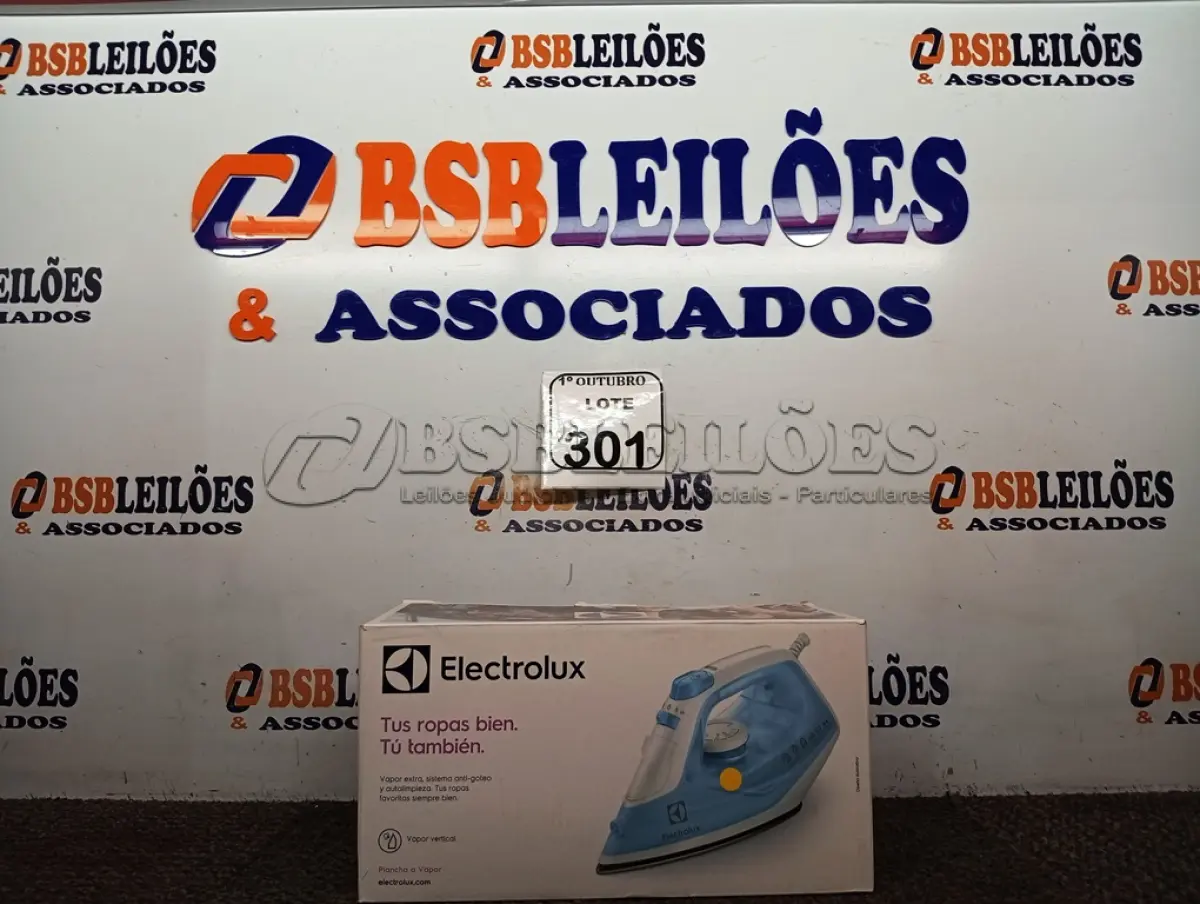 LOTE 301 - 01 FERRO DE PASSAR ROUPAS A VAPOR ELECTROLUX COR BRANCA C/ AZUL (NOVO). (NO ESTADO) ATENÇÃO! FAZER A VISITAÇÃO ANTES DE ARREMATAR, NÃO SABEMOS SE FUNCIONA. LEILÃO NÃO TEM GARANTIA E NEM DEVOLUÇÃO, SUJEITO A POSSÍVEIS AVARIAS VISÍVEIS/OCULTAS E/OU AUSÊNCIA DE COMPONENTES.