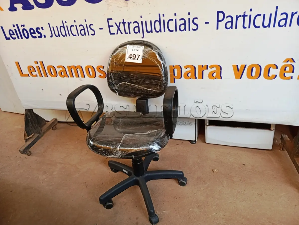 LOTE 497 - 01 CADEIRA ESTOFADA C/ BRAÇO. (NO ESTADO) ATENÇÃO! FAZER A VISITAÇÃO ANTES DE ARREMATAR, NÃO SABEMOS SE FUNCIONA. LEILÃO NÃO TEM GARANTIA E NEM DEVOLUÇÃO, SUJEITO A POSSÍVEIS AVARIAS VISÍVEIS/OCULTAS E/OU AUSÊNCIA DE COMPONENTES.