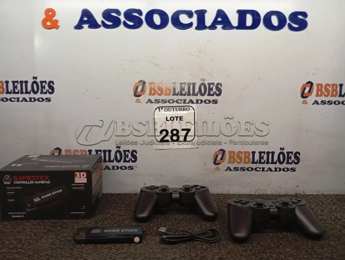 LOTE 287 - 01 VÍDEO GAME RETRÔ, COM 20 MIL JOGOS HDMI GAMESTICK CONTROLLER GAMEPAD(NOVO). (NO ESTADO) ATENÇÃO! FAZER A VISITAÇÃO ANTES DE ARREMATAR, NÃO SABEMOS SE FUNCIONA. LEILÃO NÃO TEM GARANTIA E NEM DEVOLUÇÃO, SUJEITO A POSSÍVEIS AVARIAS VISÍVEIS/OCULTAS E/OU AUSÊNCIA DE COMPONENTES.