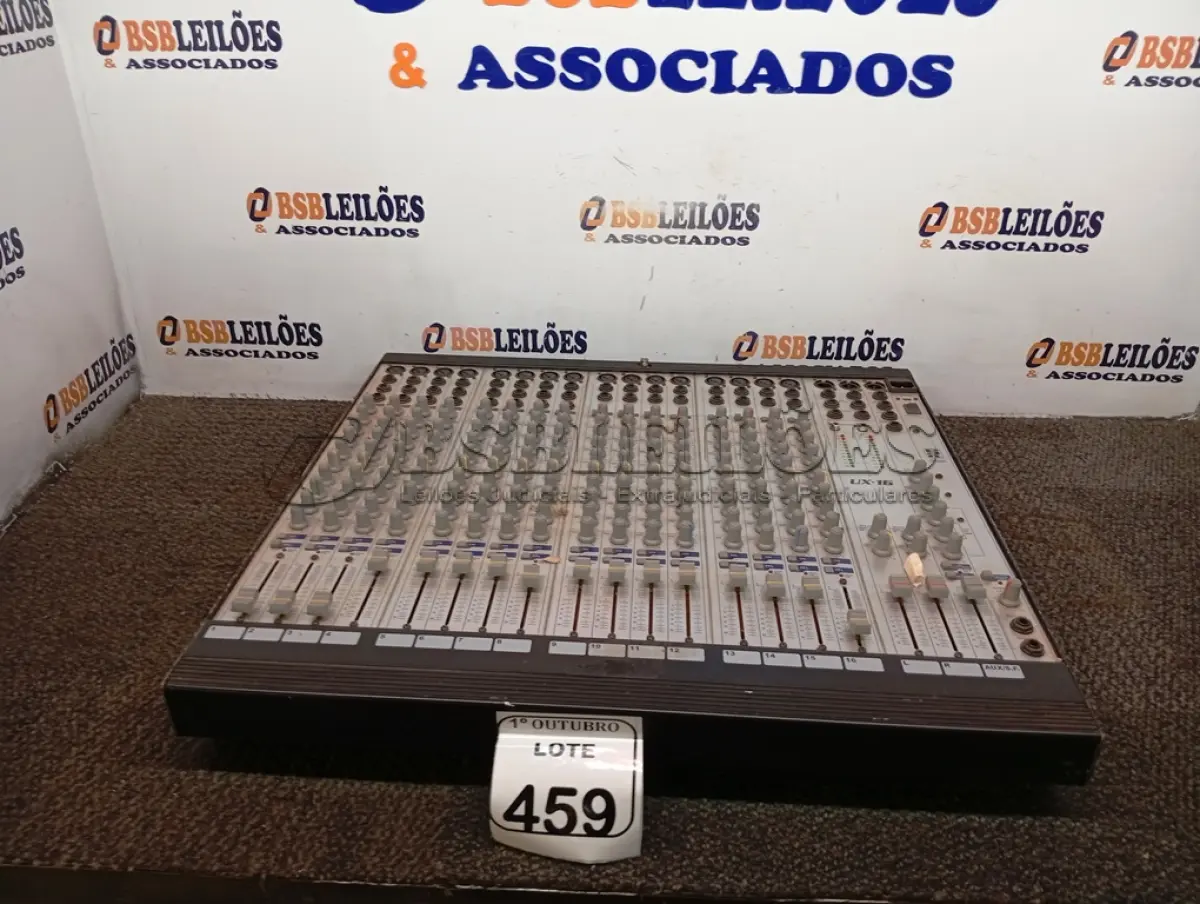 LOTE 459 - 01 MESA DE SOM 16 CANAIS MARCA STANER MODELO UX-16. (NO ESTADO) ATENÇÃO! FAZER A VISITAÇÃO ANTES DE ARREMATAR, NÃO SABEMOS SE FUNCIONA. LEILÃO NÃO TEM GARANTIA E NEM DEVOLUÇÃO, SUJEITO A POSSÍVEIS AVARIAS VISÍVEIS/OCULTAS E/OU AUSÊNCIA DE COMPONENTES.