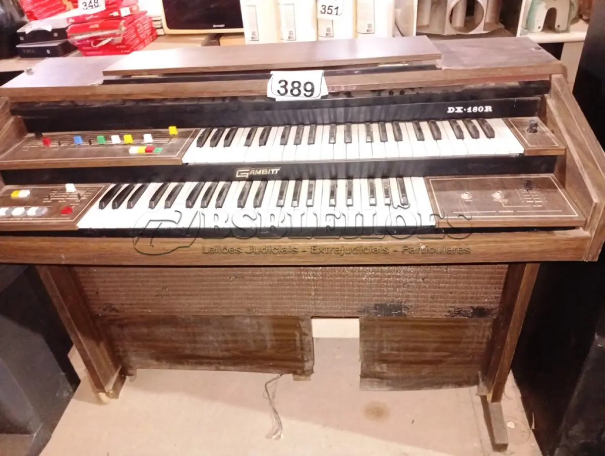 LOTE 389 - 01 ÓRGÃO GAMBITO DX-180E. (NO ESTADO) ATENÇÃO! FAZER A VISITAÇÃO ANTES DE ARREMATAR, NÃO SABEMOS SE FUNCIONA. LEILÃO NÃO TEM GARANTIA E NEM DEVOLUÇÃO, SUJEITO A POSSÍVEIS AVARIAS VISÍVEIS/OCULTAS E/OU AUSÊNCIA DE COMPONENTES.