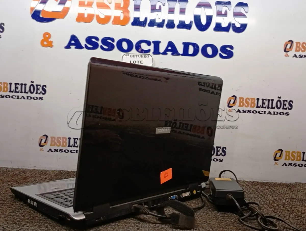 LOTE 316 - 01 NOTEBOOK TOSHIBA C/ FONTE. (NO ESTADO) ATENÇÃO! FAZER A VISITAÇÃO ANTES DE ARREMATAR, NÃO SABEMOS SE FUNCIONA. LEILÃO NÃO TEM GARANTIA E NEM DEVOLUÇÃO, SUJEITO A POSSÍVEIS AVARIAS VISÍVEIS/OCULTAS E/OU AUSÊNCIA DE COMPONENTES.