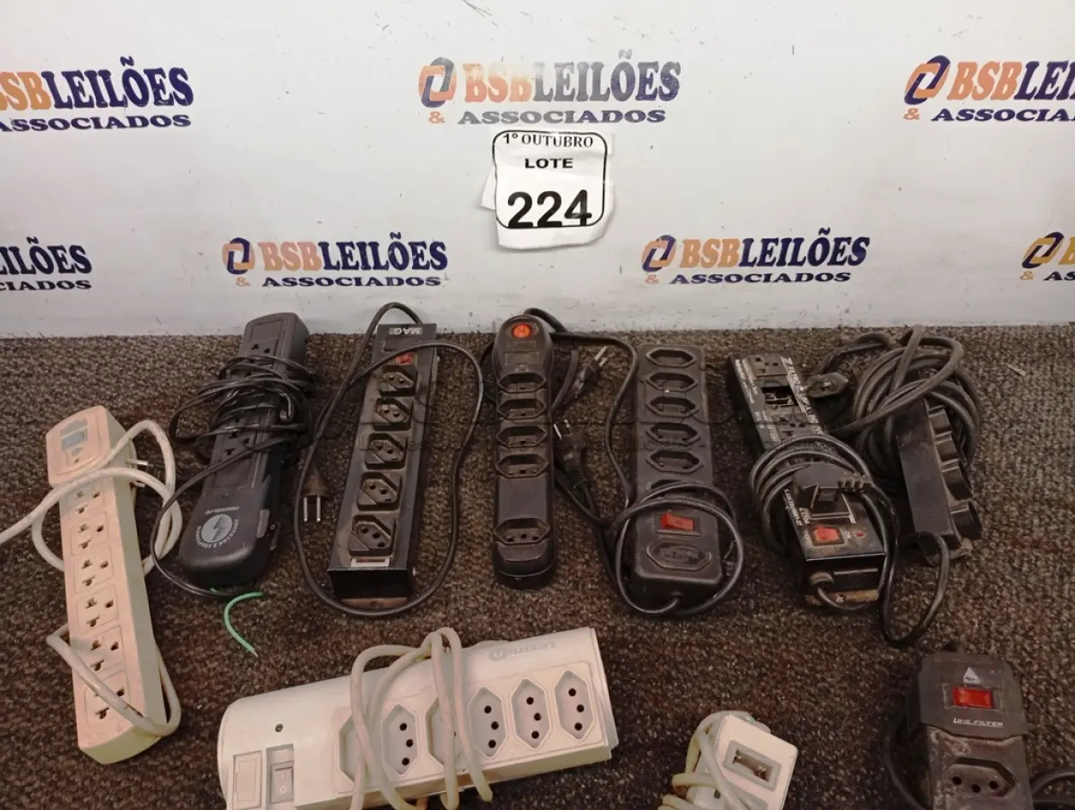 LOTE 224 - 01 LOTE C/DIVERSAS RÉGUAS DE ENERGIAS. (NO ESTADO) ATENÇÃO! FAZER A VISITAÇÃO ANTES DE ARREMATAR, NÃO SABEMOS SE FUNCIONA. LEILÃO NÃO TEM GARANTIA E NEM DEVOLUÇÃO, SUJEITO A POSSÍVEIS AVARIAS VISÍVEIS/OCULTAS E/OU AUSÊNCIA DE COMPONENTES.