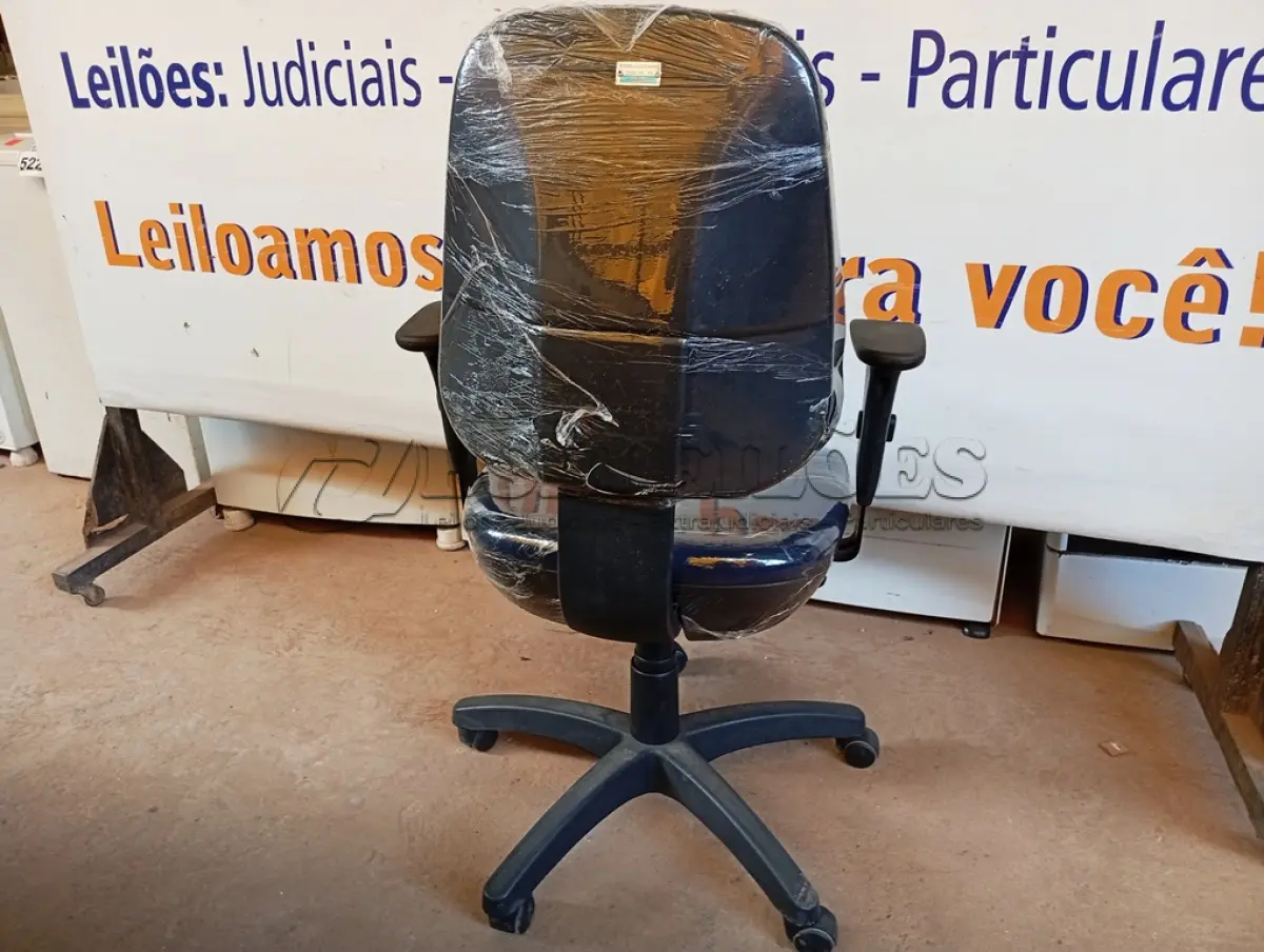 LOTE 484 - 01 CADEIRA ESTOFADA C/ BRAÇO. (NO ESTADO) ATENÇÃO! FAZER A VISITAÇÃO ANTES DE ARREMATAR, NÃO SABEMOS SE FUNCIONA. LEILÃO NÃO TEM GARANTIA E NEM DEVOLUÇÃO, SUJEITO A POSSÍVEIS AVARIAS VISÍVEIS/OCULTAS E/OU AUSÊNCIA DE COMPONENTES.