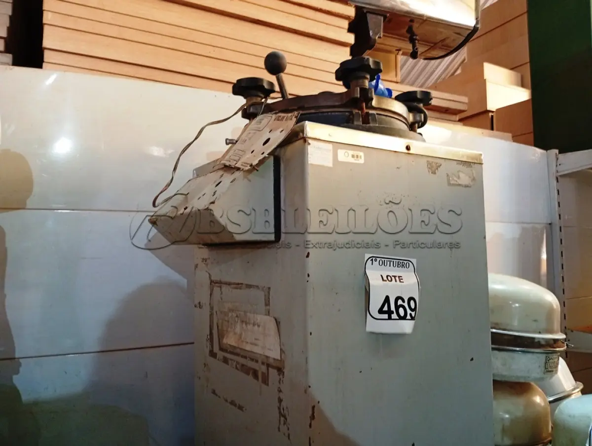 LOTE 469 - 01 AUTOCLAVE VERTICAL. (NO ESTADO) ATENÇÃO! FAZER A VISITAÇÃO ANTES DE ARREMATAR, NÃO SABEMOS SE FUNCIONA. LEILÃO NÃO TEM GARANTIA E NEM DEVOLUÇÃO, SUJEITO A POSSÍVEIS AVARIAS VISÍVEIS/OCULTAS E/OU AUSÊNCIA DE COMPONENTES.