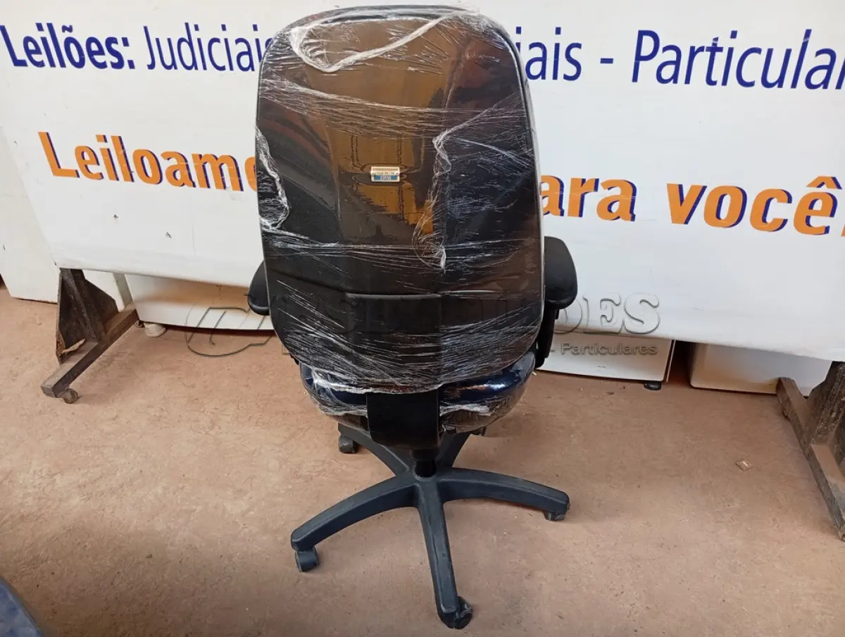 LOTE 486 - 01 CADEIRA ESTOFADA C/ BRAÇO. (NO ESTADO) ATENÇÃO! FAZER A VISITAÇÃO ANTES DE ARREMATAR, NÃO SABEMOS SE FUNCIONA. LEILÃO NÃO TEM GARANTIA E NEM DEVOLUÇÃO, SUJEITO A POSSÍVEIS AVARIAS VISÍVEIS/OCULTAS E/OU AUSÊNCIA DE COMPONENTES.