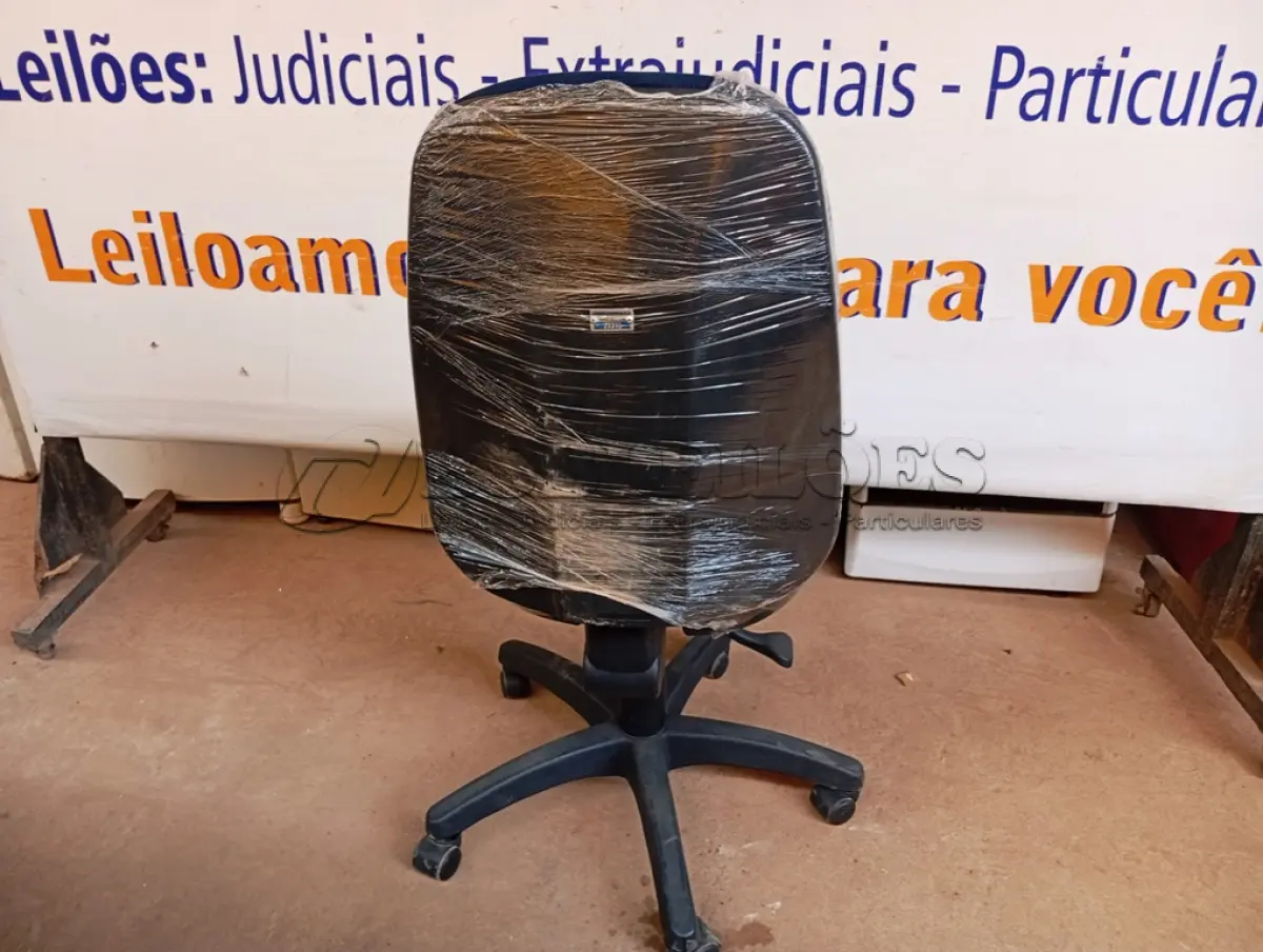 LOTE 493 - 01 CADEIRA ESTOFADA S/ BRAÇO. (NO ESTADO) ATENÇÃO! FAZER A VISITAÇÃO ANTES DE ARREMATAR, NÃO SABEMOS SE FUNCIONA. LEILÃO NÃO TEM GARANTIA E NEM DEVOLUÇÃO, SUJEITO A POSSÍVEIS AVARIAS VISÍVEIS/OCULTAS E/OU AUSÊNCIA DE COMPONENTES.