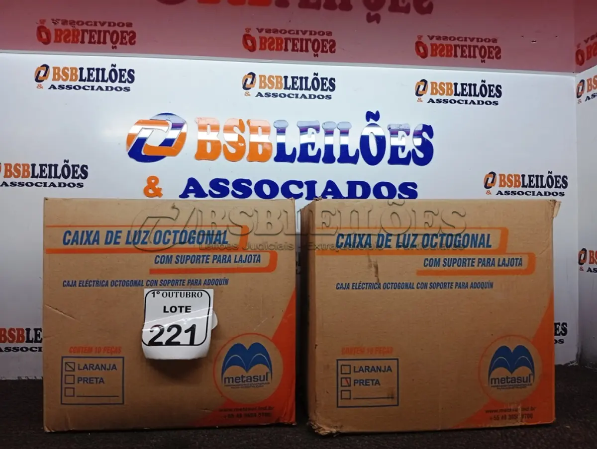 LOTE 221 - 02 CAIXAS DE LUZ OCTOGONAL. (NO ESTADO) ATENÇÃO! FAZER A VISITAÇÃO ANTES DE ARREMATAR, NÃO SABEMOS SE FUNCIONA. LEILÃO NÃO TEM GARANTIA E NEM DEVOLUÇÃO, SUJEITO A POSSÍVEIS AVARIAS VISÍVEIS/OCULTAS E/OU AUSÊNCIA DE COMPONENTES.
