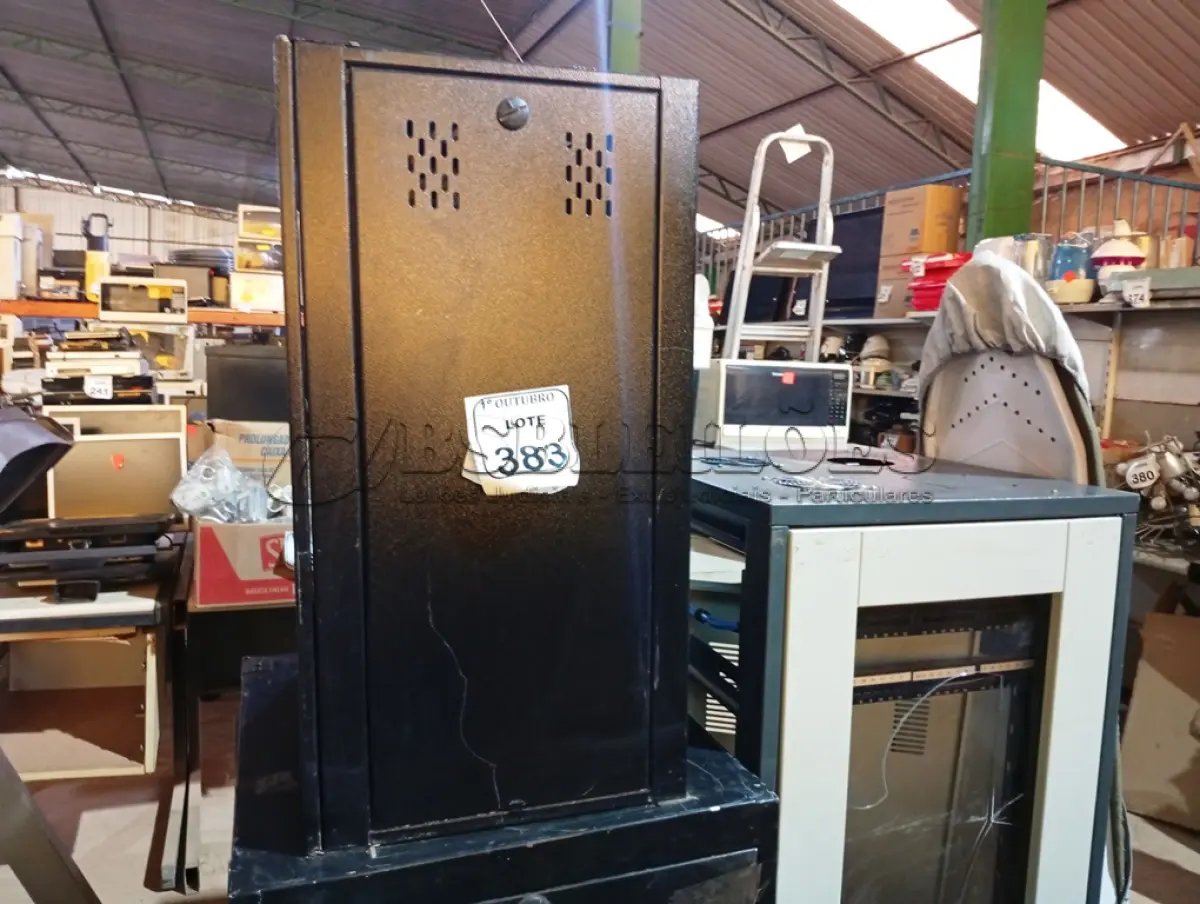 LOTE 383 - 03 ARMÁRIOS RACK VAZIOS PARA SERVIDOR. (NO ESTADO) ATENÇÃO! FAZER A VISITAÇÃO ANTES DE ARREMATAR, NÃO SABEMOS SE FUNCIONA. LEILÃO NÃO TEM GARANTIA E NEM DEVOLUÇÃO, SUJEITO A POSSÍVEIS AVARIAS VISÍVEIS/OCULTAS E/OU AUSÊNCIA DE COMPONENTES.