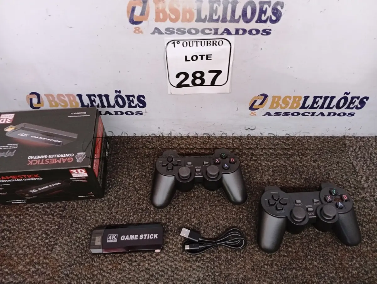 LOTE 287 - 01 VÍDEO GAME RETRÔ, COM 20 MIL JOGOS HDMI GAMESTICK CONTROLLER GAMEPAD(NOVO). (NO ESTADO) ATENÇÃO! FAZER A VISITAÇÃO ANTES DE ARREMATAR, NÃO SABEMOS SE FUNCIONA. LEILÃO NÃO TEM GARANTIA E NEM DEVOLUÇÃO, SUJEITO A POSSÍVEIS AVARIAS VISÍVEIS/OCULTAS E/OU AUSÊNCIA DE COMPONENTES.