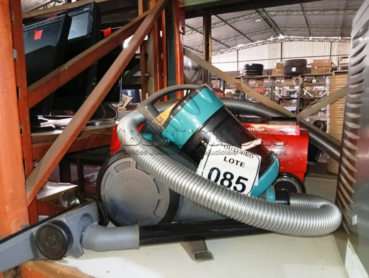 LOTE 085 - 02 ASPIRADORES DE PÓ MARCA ELECTROLUX. (NO ESTADO) ATENÇÃO! FAZER A VISITAÇÃO ANTES DE ARREMATAR, NÃO SABEMOS SE FUNCIONA. LEILÃO NÃO TEM GARANTIA E NEM DEVOLUÇÃO, SUJEITO A POSSÍVEIS AVARIAS VISÍVEIS/OCULTAS E/OU AUSÊNCIA DE COMPONENTES.