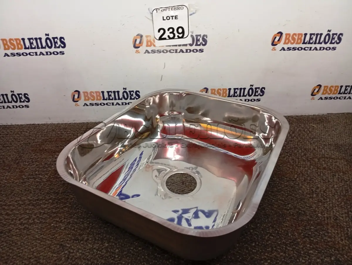 LOTE 239 - 01 CUBA EM AÇO INOX 400X340X140MM. (NO ESTADO) ATENÇÃO! FAZER A VISITAÇÃO ANTES DE ARREMATAR, NÃO SABEMOS SE FUNCIONA. LEILÃO NÃO TEM GARANTIA E NEM DEVOLUÇÃO, SUJEITO A POSSÍVEIS AVARIAS VISÍVEIS/OCULTAS E/OU AUSÊNCIA DE COMPONENTES.