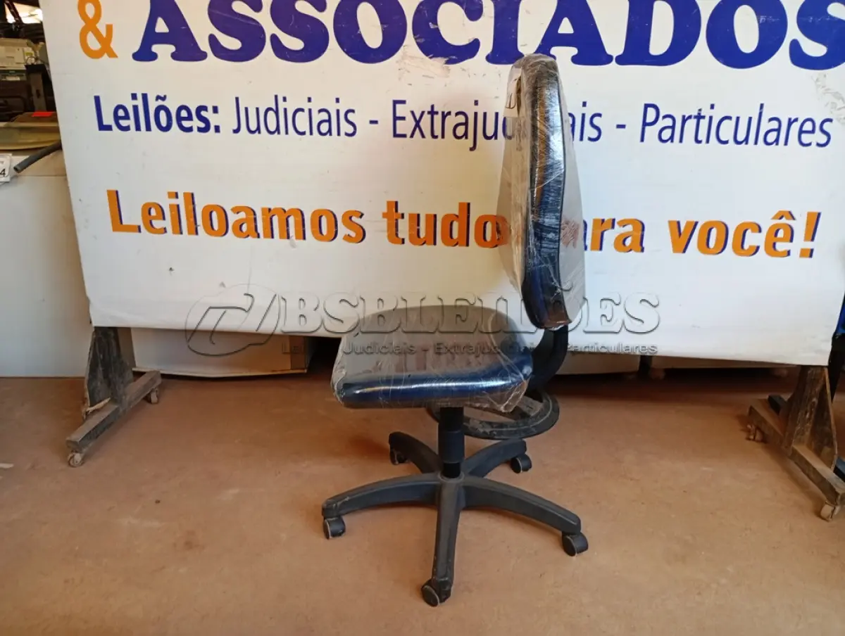 LOTE 511 - 01 CADEIRA ESTOFADA S/ BRAÇO. (NO ESTADO) ATENÇÃO! FAZER A VISITAÇÃO ANTES DE ARREMATAR, NÃO SABEMOS SE FUNCIONA. LEILÃO NÃO TEM GARANTIA E NEM DEVOLUÇÃO, SUJEITO A POSSÍVEIS AVARIAS VISÍVEIS/OCULTAS E/OU AUSÊNCIA DE COMPONENTES.