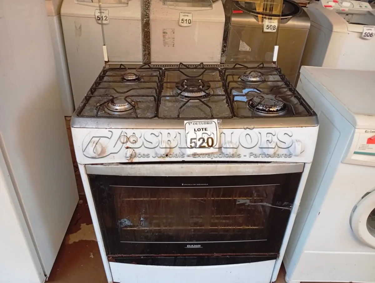 LOTE 520 - 01 FOGÃO DAKO 05 BOCAS. (NO ESTADO) ATENÇÃO! FAZER A VISITAÇÃO ANTES DE ARREMATAR, NÃO SABEMOS SE FUNCIONA. LEILÃO NÃO TEM GARANTIA E NEM DEVOLUÇÃO, SUJEITO A POSSÍVEIS AVARIAS VISÍVEIS/OCULTAS E/OU AUSÊNCIA DE COMPONENTES.