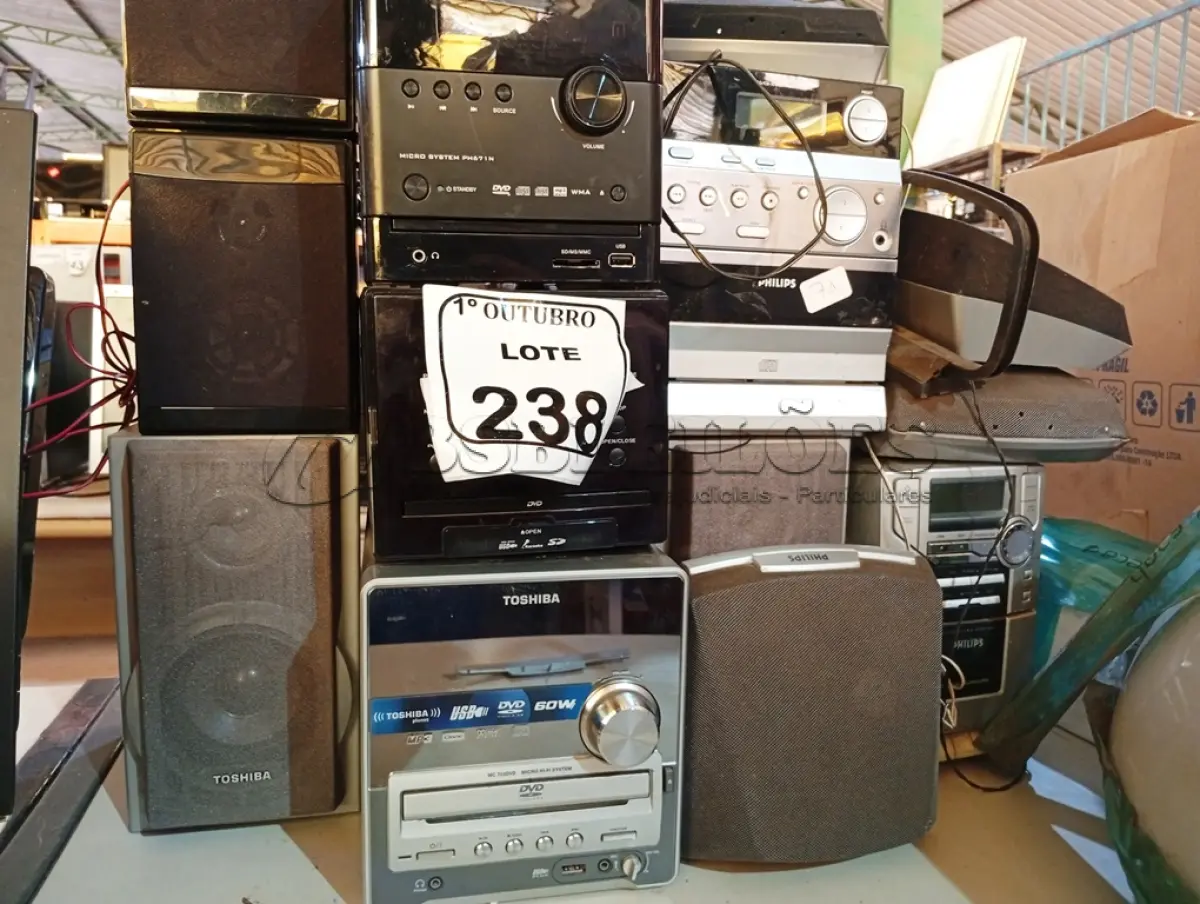 LOTE 238 - 01 LOTE C/ DIVERSOS MICROSYSTEMS E CAIXAS DE SOM. (NO ESTADO) ATENÇÃO! FAZER A VISITAÇÃO ANTES DE ARREMATAR, NÃO SABEMOS SE FUNCIONA. LEILÃO NÃO TEM GARANTIA E NEM DEVOLUÇÃO, SUJEITO A POSSÍVEIS AVARIAS VISÍVEIS/OCULTAS E/OU AUSÊNCIA DE COMPONENTES.