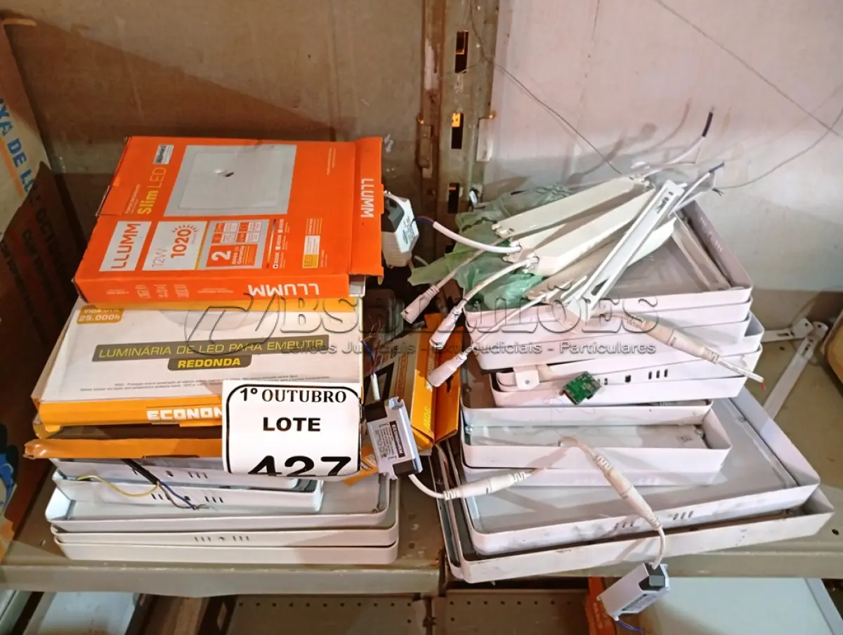 LOTE 427 - 01 LOTE C/ DIVERSAS LUMINÁRIAS. (NO ESTADO) ATENÇÃO! FAZER A VISITAÇÃO ANTES DE ARREMATAR, NÃO SABEMOS SE FUNCIONA. LEILÃO NÃO TEM GARANTIA E NEM DEVOLUÇÃO, SUJEITO A POSSÍVEIS AVARIAS VISÍVEIS/OCULTAS E/OU AUSÊNCIA DE COMPONENTES.