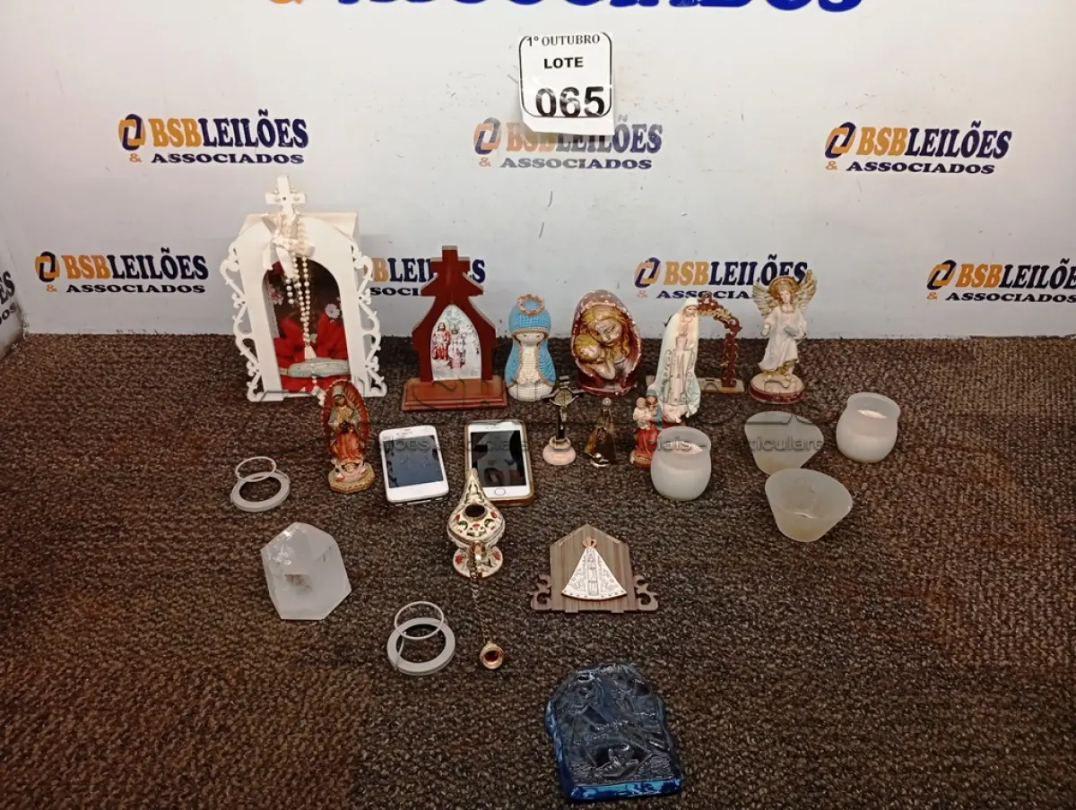 LOTE 065 - 02 CELULARES ANTIGOS E VÁRIAS IMAGENS CATÓLICAS (NO ESTADO) ATENÇÃO! FAZER A VISITAÇÃO ANTES DE ARREMATAR, NÃO SABEMOS SE FUNCIONA. LEILÃO NÃO TEM GARANTIA E NEM DEVOLUÇÃO, SUJEITO A POSSÍVEIS AVARIAS VISÍVEIS/OCULTAS E/OU AUSÊNCIA DE COMPONENTES.