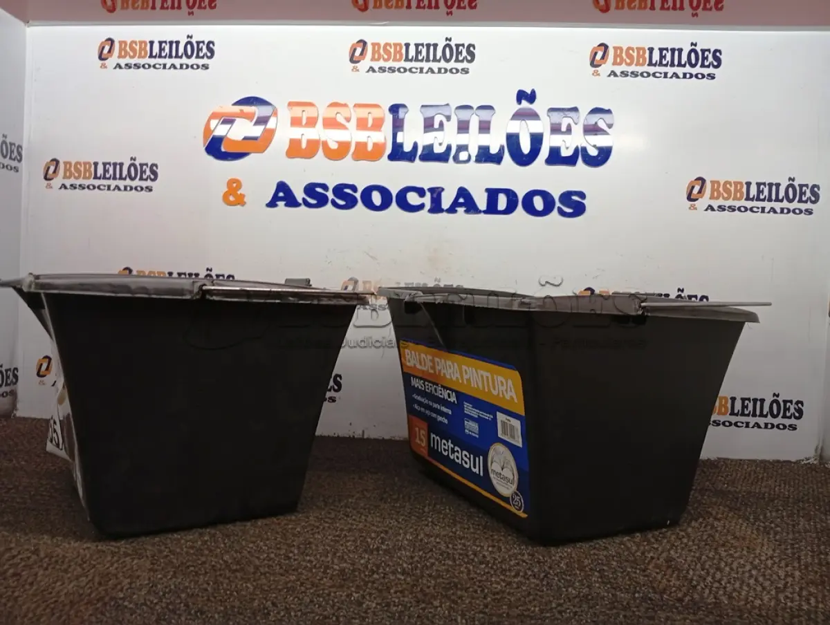 LOTE 455 - 02 BALDES P/ PINTURA. (NO ESTADO) ATENÇÃO! FAZER A VISITAÇÃO ANTES DE ARREMATAR, NÃO SABEMOS SE FUNCIONA. LEILÃO NÃO TEM GARANTIA E NEM DEVOLUÇÃO, SUJEITO A POSSÍVEIS AVARIAS VISÍVEIS/OCULTAS E/OU AUSÊNCIA DE COMPONENTES.