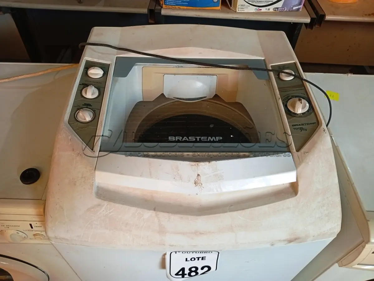 LOTE 482 - 01 MÁQUINA DE LAVAR ROUPAS BRASTEMP. (NO ESTADO) ATENÇÃO! FAZER A VISITAÇÃO ANTES DE ARREMATAR, NÃO SABEMOS SE FUNCIONA. LEILÃO NÃO TEM GARANTIA E NEM DEVOLUÇÃO, SUJEITO A POSSÍVEIS AVARIAS VISÍVEIS/OCULTAS E/OU AUSÊNCIA DE COMPONENTES.