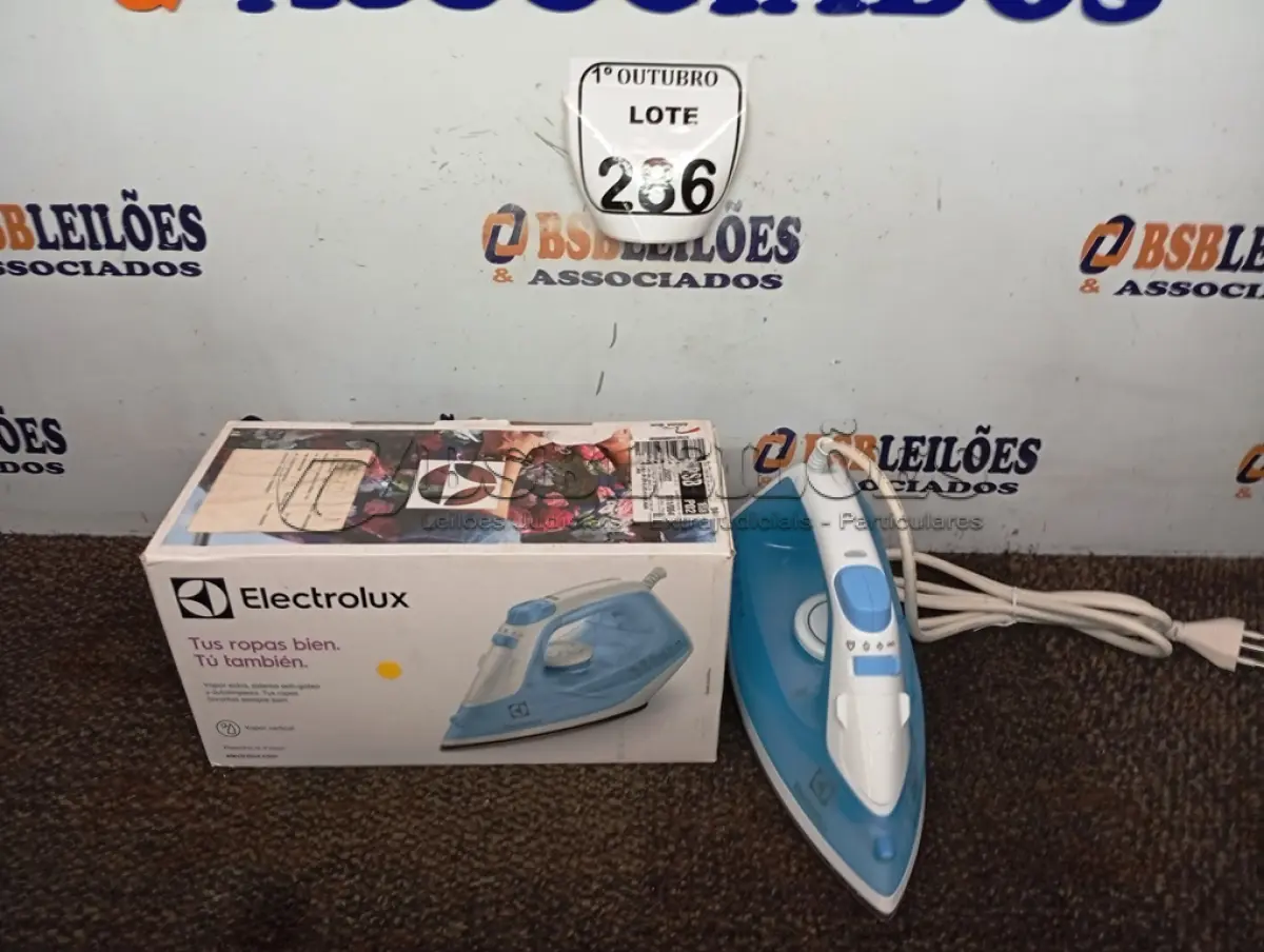 LOTE 286 - 01 FERRO DE PASSAR ROUPAS A VAPOR ELECTROLUX COR BRANCA C/ AZUL (NOVO). (NO ESTADO) ATENÇÃO! FAZER A VISITAÇÃO ANTES DE ARREMATAR, NÃO SABEMOS SE FUNCIONA. LEILÃO NÃO TEM GARANTIA E NEM DEVOLUÇÃO, SUJEITO A POSSÍVEIS AVARIAS VISÍVEIS/OCULTAS E/OU AUSÊNCIA DE COMPONENTES.