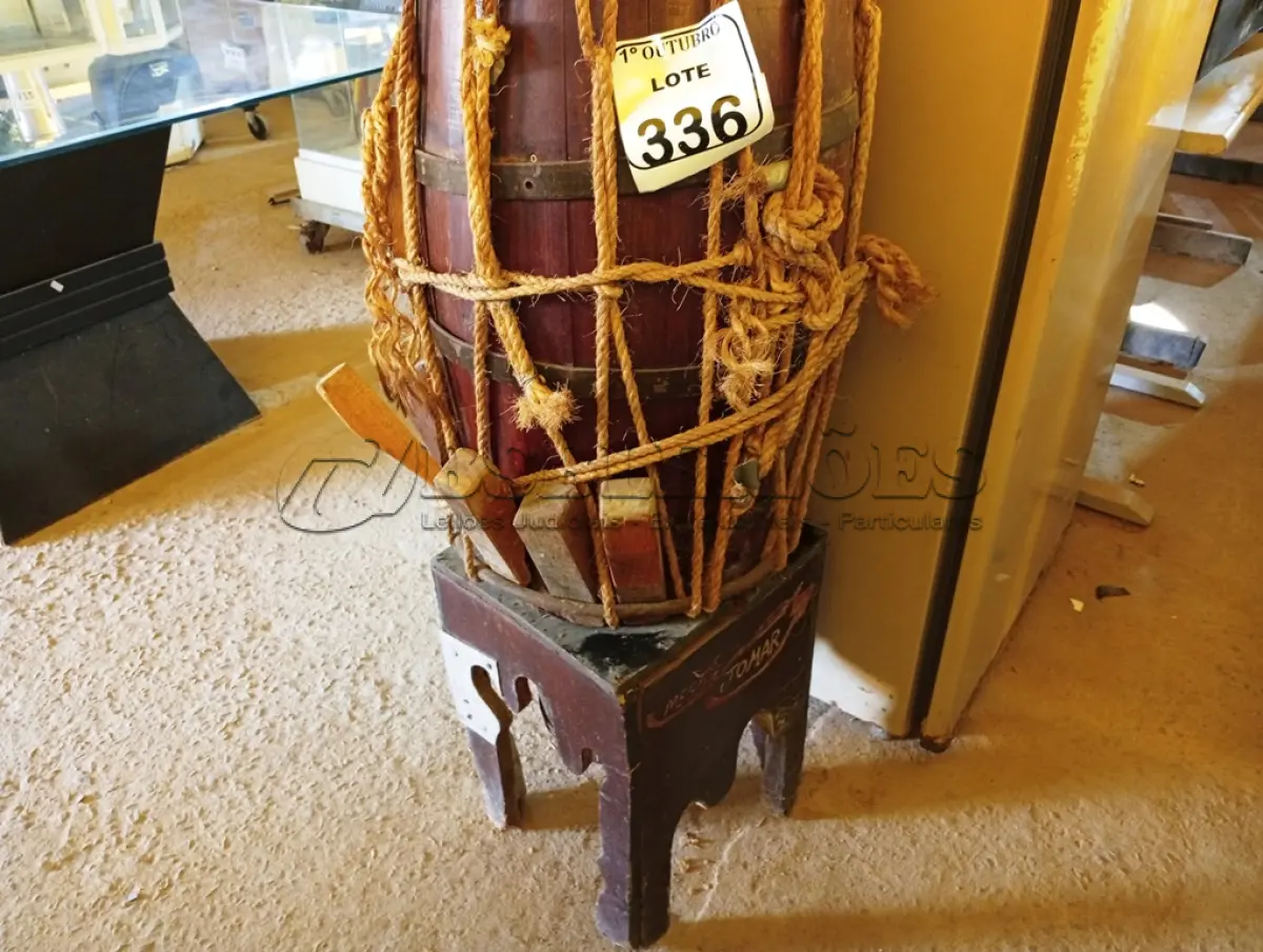 LOTE 336 - 01 TAMBOR EM MADEIRA. (NO ESTADO) ATENÇÃO! FAZER A VISITAÇÃO ANTES DE ARREMATAR, NÃO SABEMOS SE FUNCIONA. LEILÃO NÃO TEM GARANTIA E NEM DEVOLUÇÃO, SUJEITO A POSSÍVEIS AVARIAS VISÍVEIS/OCULTAS E/OU AUSÊNCIA DE COMPONENTES.