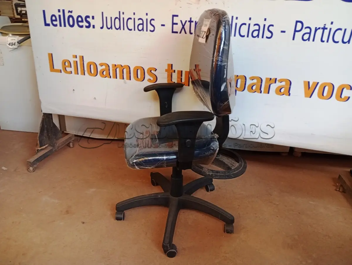 LOTE 507 - 01 CADEIRA ESTOFADA C/ BRAÇO. (NO ESTADO) ATENÇÃO! FAZER A VISITAÇÃO ANTES DE ARREMATAR, NÃO SABEMOS SE FUNCIONA. LEILÃO NÃO TEM GARANTIA E NEM DEVOLUÇÃO, SUJEITO A POSSÍVEIS AVARIAS VISÍVEIS/OCULTAS E/OU AUSÊNCIA DE COMPONENTES.