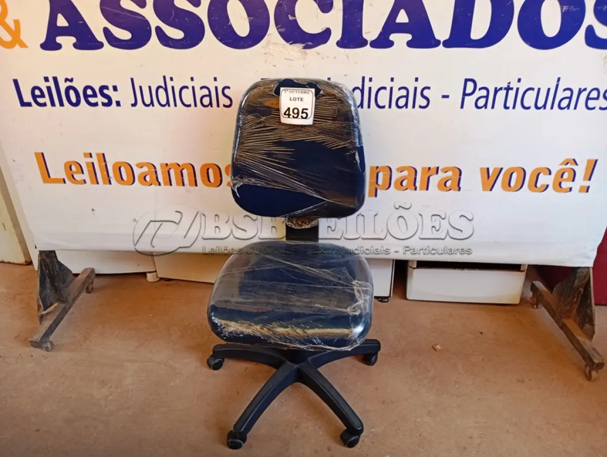 LOTE 495 - 01 CADEIRA ESTOFADA S/ BRAÇO. (NO ESTADO) ATENÇÃO! FAZER A VISITAÇÃO ANTES DE ARREMATAR, NÃO SABEMOS SE FUNCIONA. LEILÃO NÃO TEM GARANTIA E NEM DEVOLUÇÃO, SUJEITO A POSSÍVEIS AVARIAS VISÍVEIS/OCULTAS E/OU AUSÊNCIA DE COMPONENTES.