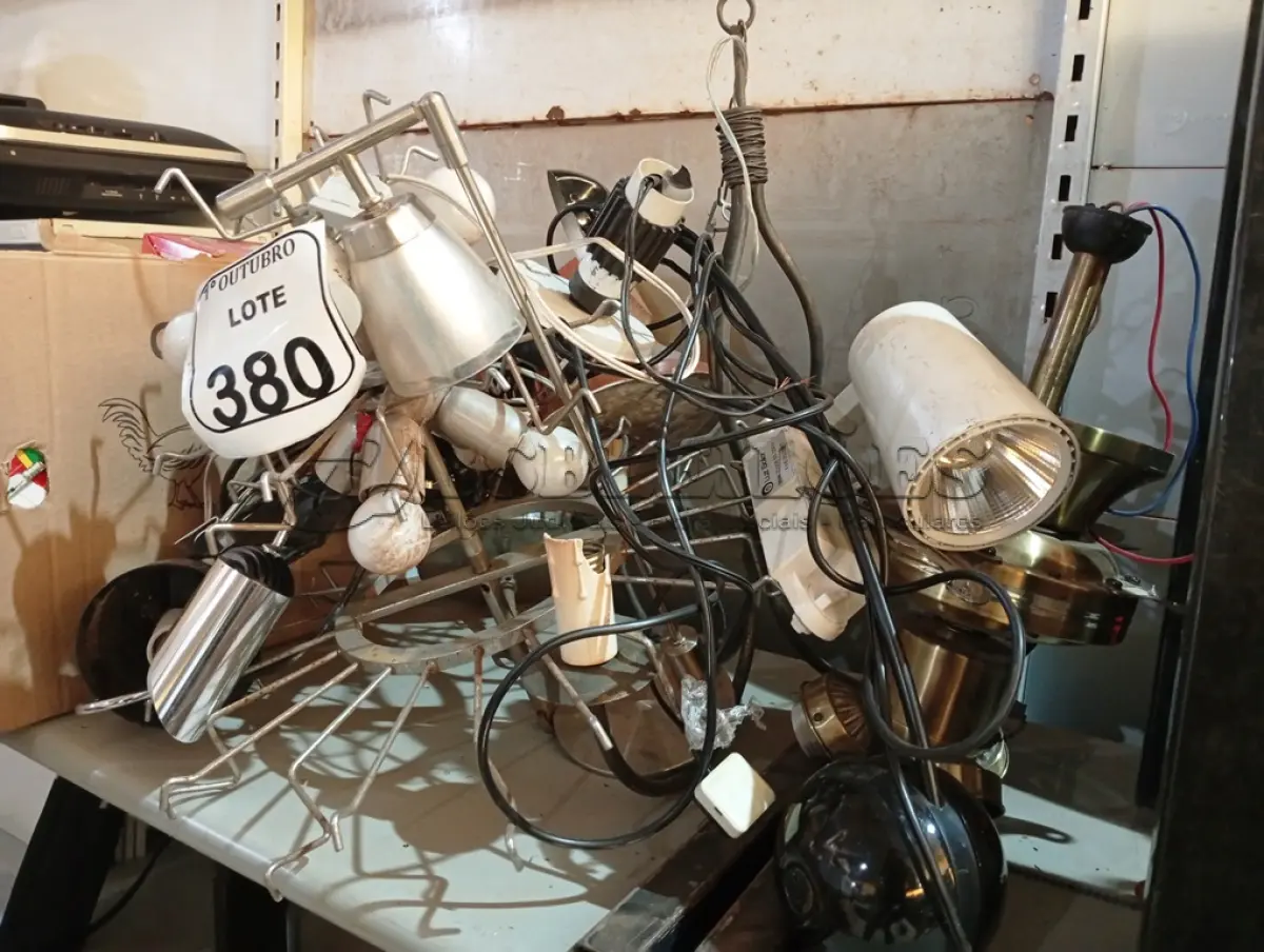 LOTE 380 - 01 LOTE C/ LUMINÁRIAS DE DIVERSOS MODELOS E TAMANHOS. (NO ESTADO) ATENÇÃO! FAZER A VISITAÇÃO ANTES DE ARREMATAR, NÃO SABEMOS SE FUNCIONA. LEILÃO NÃO TEM GARANTIA E NEM DEVOLUÇÃO, SUJEITO A POSSÍVEIS AVARIAS VISÍVEIS/OCULTAS E/OU AUSÊNCIA DE COMPONENTES.