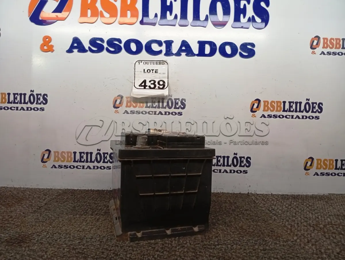 LOTE 439 - 01 BATERIA VEICULAR VOLTRAX. (NO ESTADO) ATENÇÃO! FAZER A VISITAÇÃO ANTES DE ARREMATAR, NÃO SABEMOS SE FUNCIONA. LEILÃO NÃO TEM GARANTIA E NEM DEVOLUÇÃO, SUJEITO A POSSÍVEIS AVARIAS VISÍVEIS/OCULTAS E/OU AUSÊNCIA DE COMPONENTES.